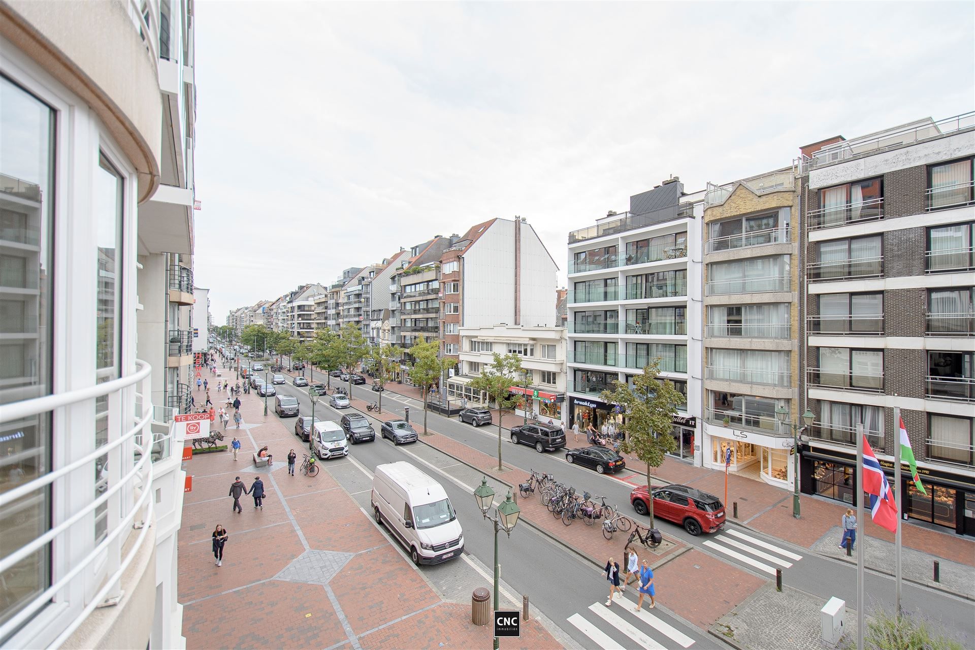 Ongemeubeld - Instapklaar en ruim appartement met drie slaapkamers in het centrum van Knokke op de Lippenslaan. foto 4