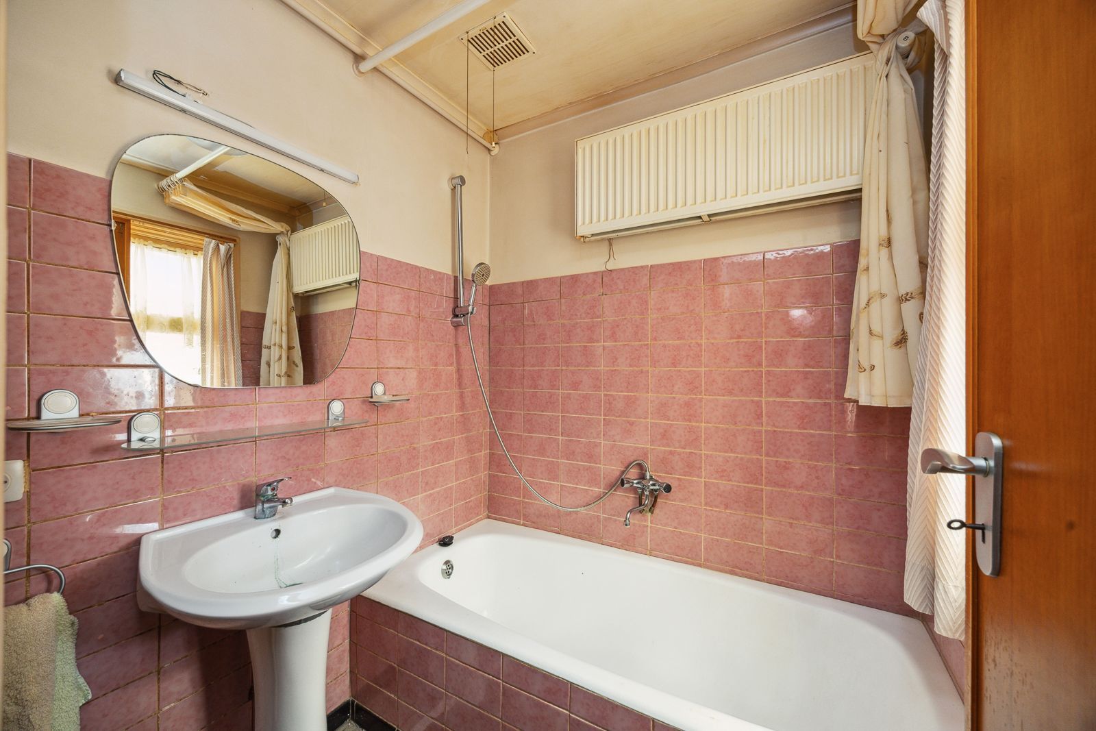 Ruime woning met renovatiepotentieel, garage en zuid tuin in Putte-Kapellen. foto 10