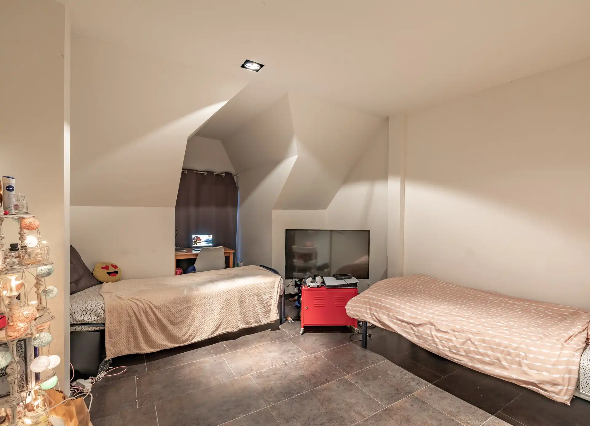 Stijlvol tweeslaapkamerappartement met terras foto 9
