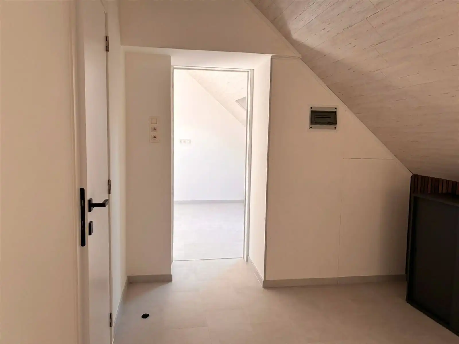 Lichtrijk huis met garage en koer foto 16