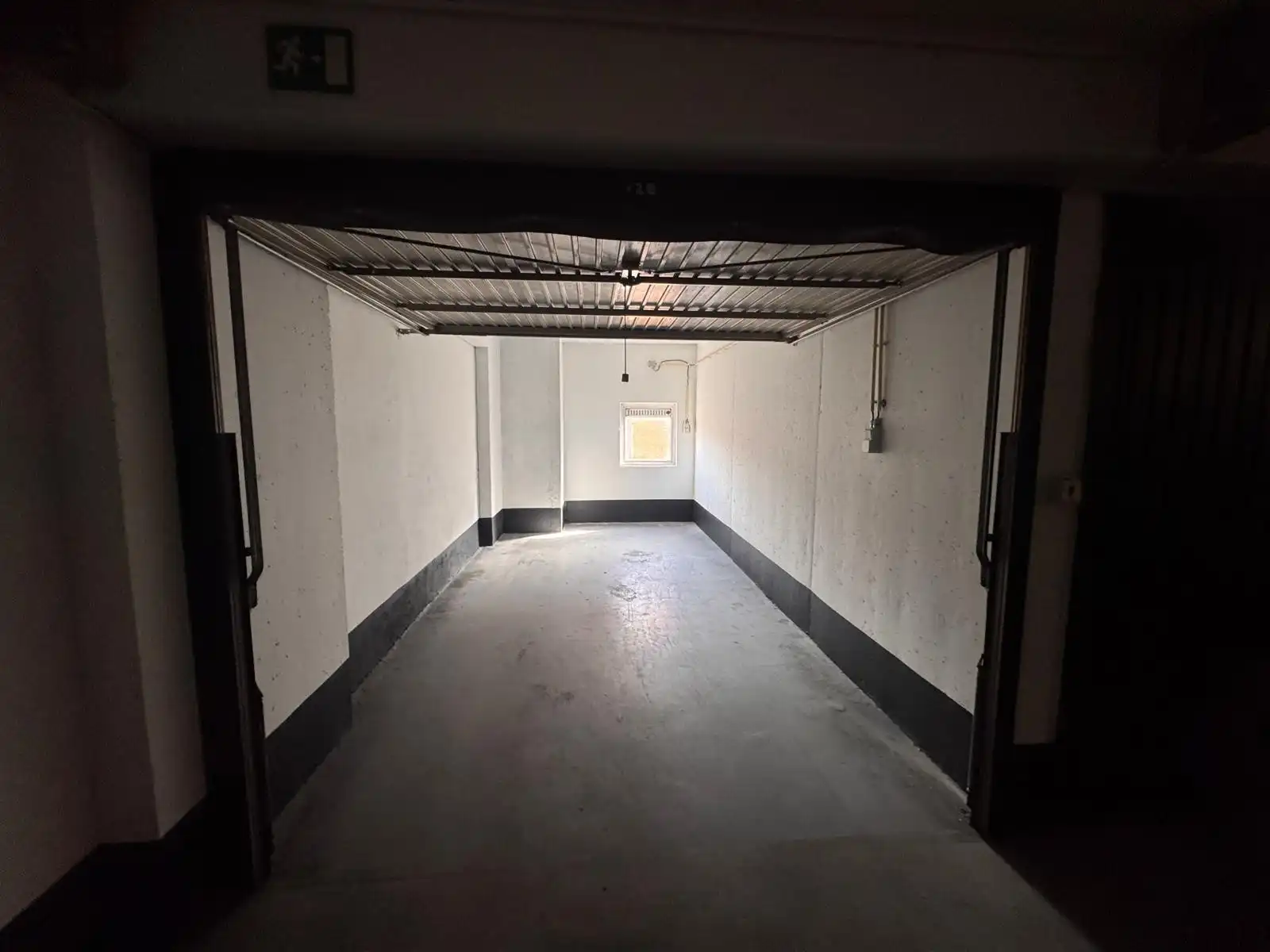 Gesloten garagebox te huur nabij het Heldenplein! foto 2