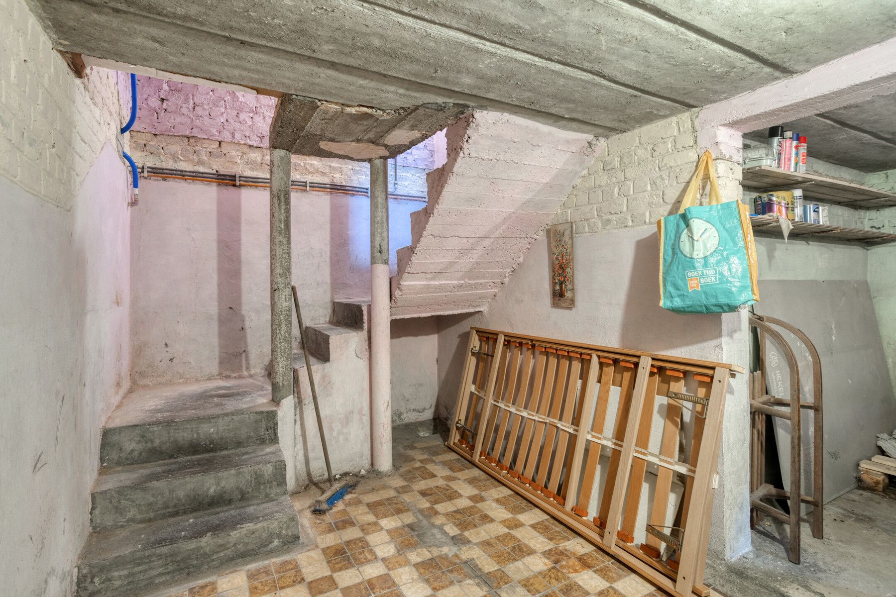 Te moderniseren halfopen woning met tuin en garage foto 23