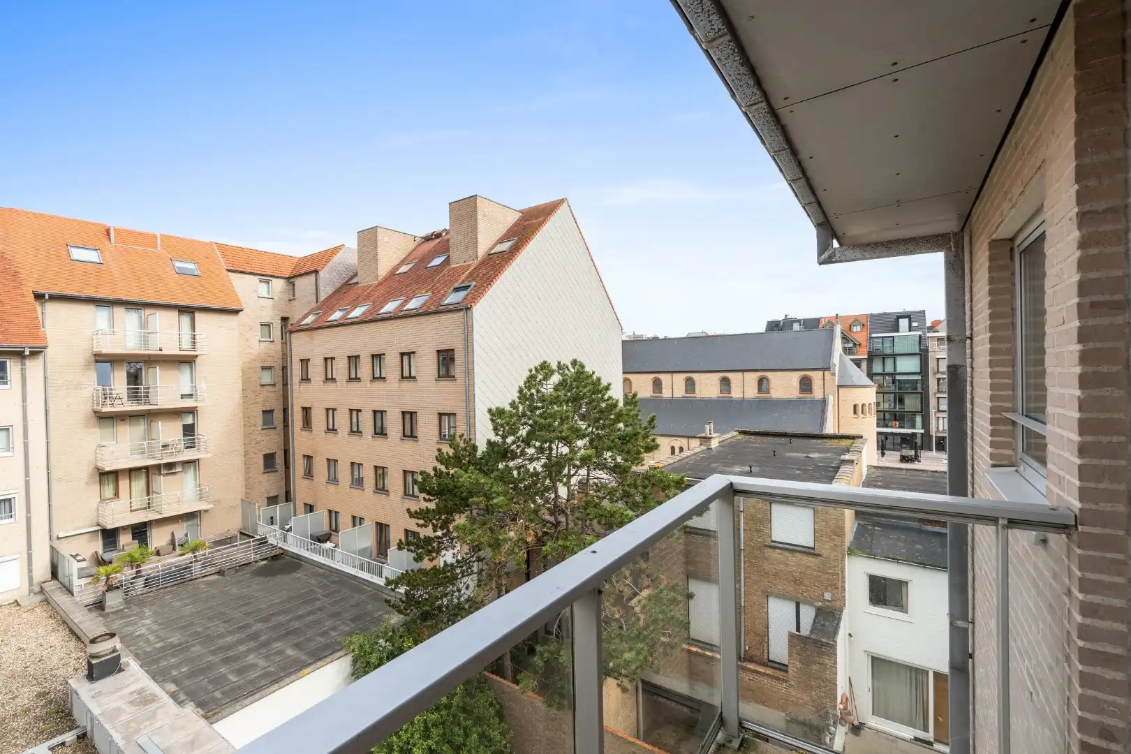Modern gemeubeld 2 slaapkamerappartement met garage TE KOOP foto 14
