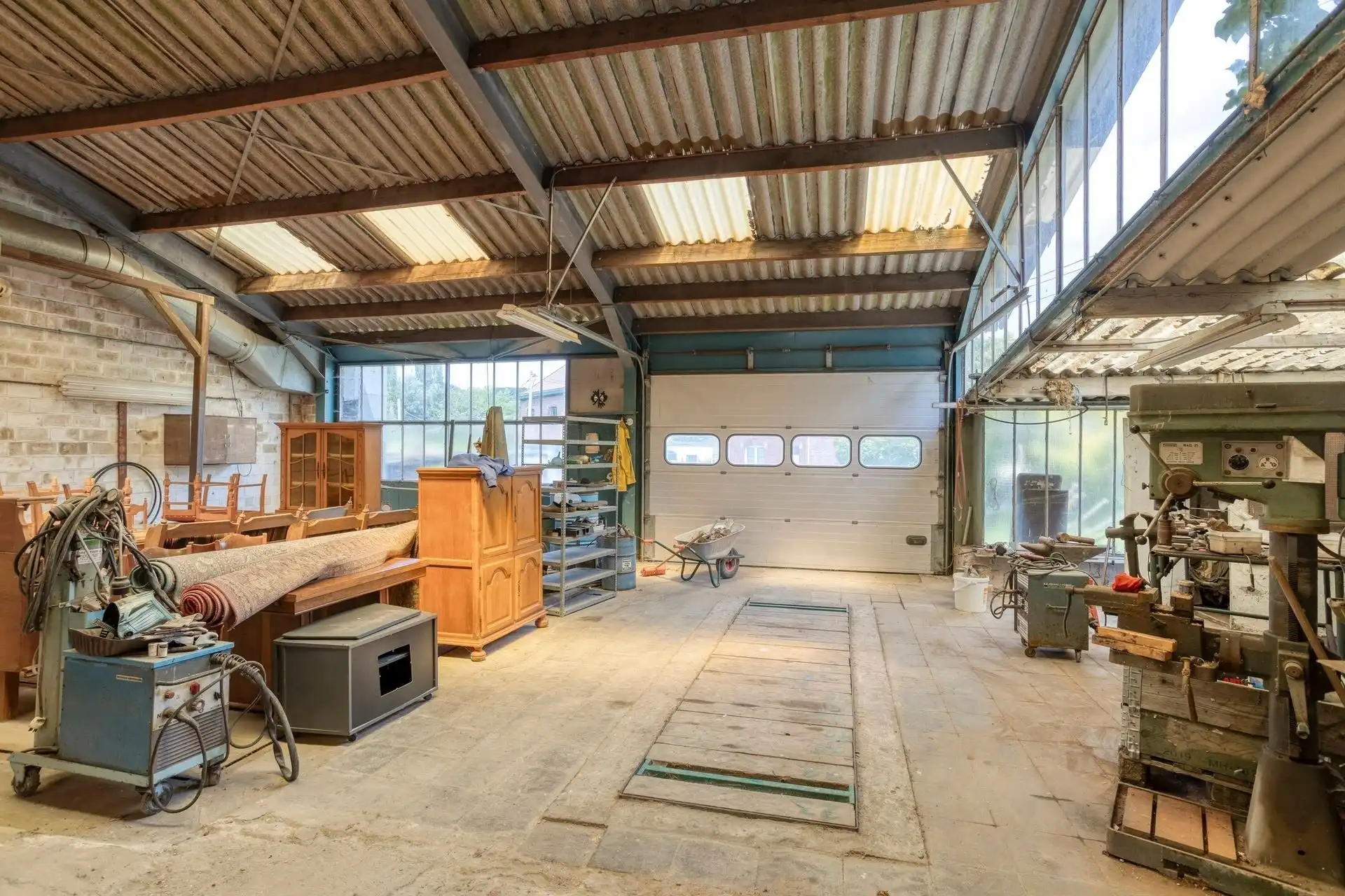 CENTRUM DWORP : groot atelier (+/-220m²) + woning op een perceel van 10are   foto 5