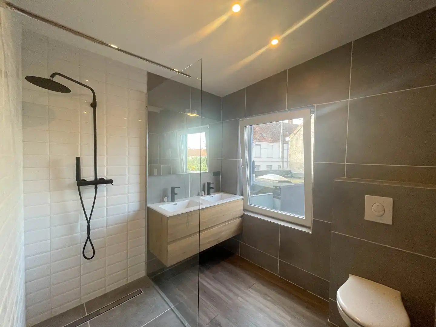 Volledig gerenoveerde instapklare starterswoning met 2 slaapkamers nabij het centrum van Roeselare! foto 13