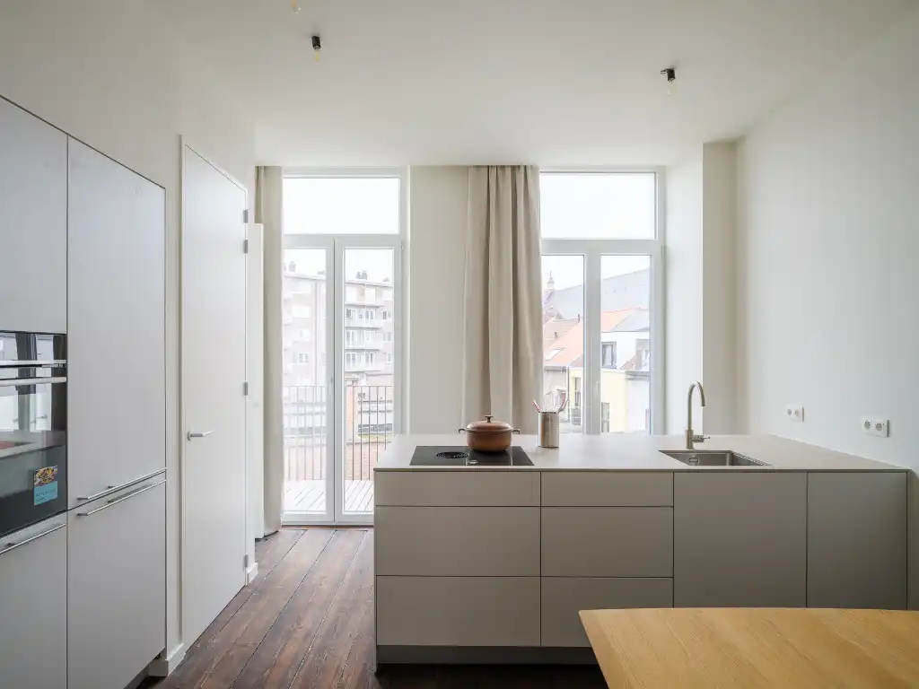 Gerenoveerd tweeslaapkamerappartement met zonnig terras in een voormalige herenwoning, nabij het historisch centrum van Gent. foto 5
