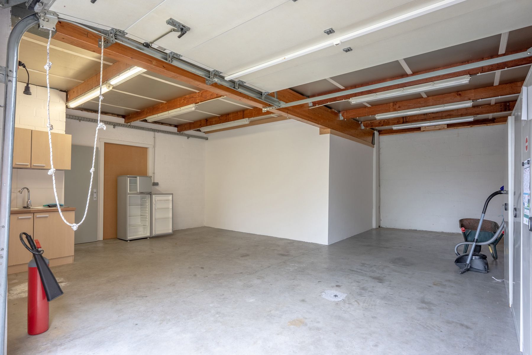 Lot van 1 magazijn, 3 garageboxen, 1 berging en 5 parkings foto 12