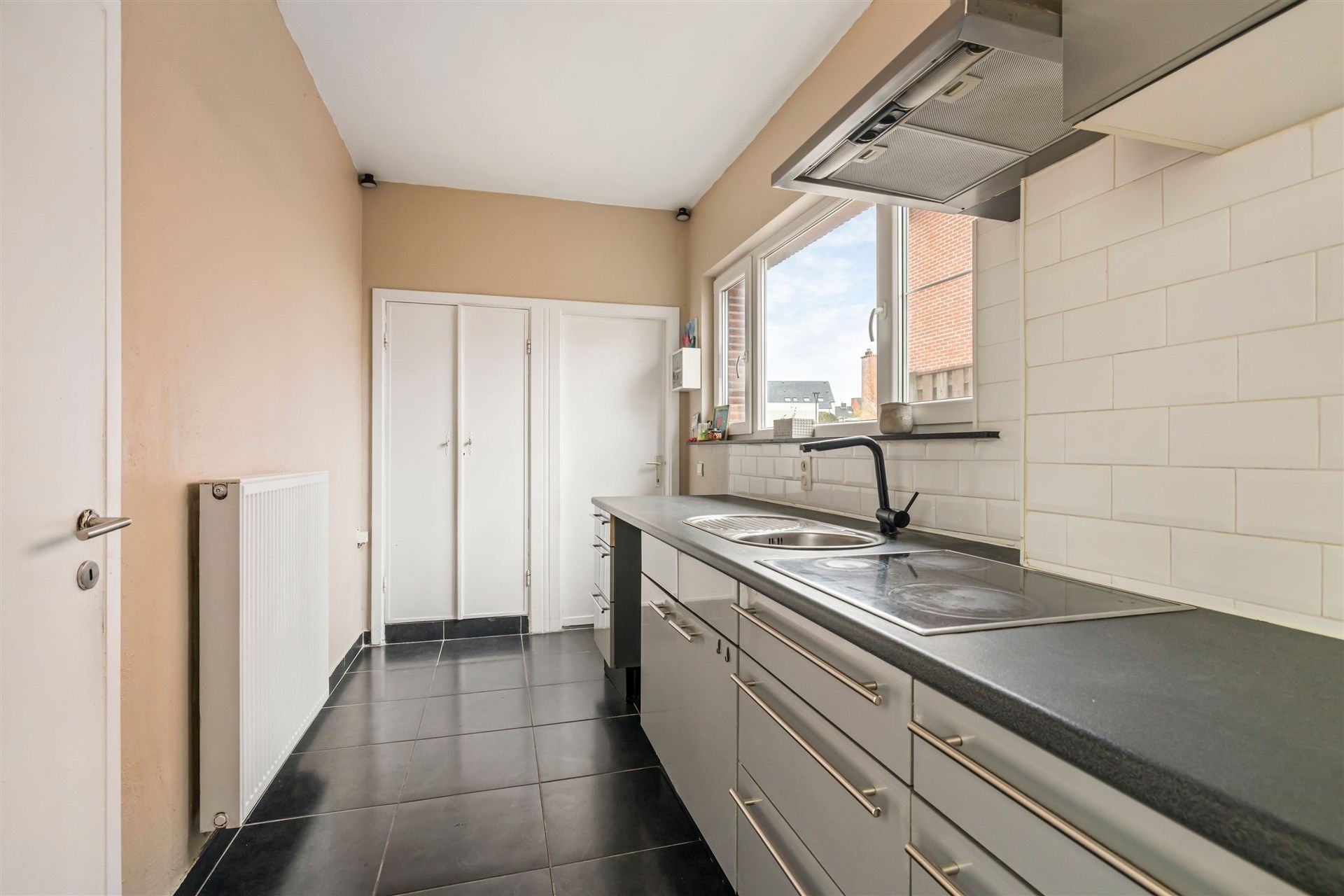 Solide gezinswoning met 2 slaapkamers, uitgestrekte tuin en garage foto 6