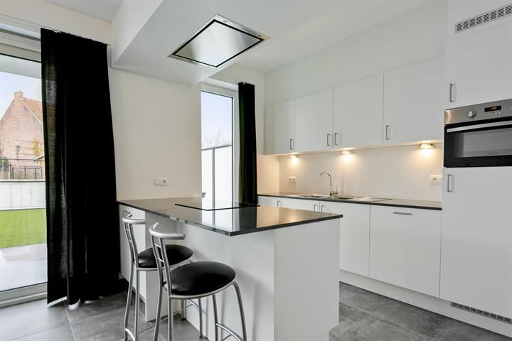 Gelijkvloers appartement met terras en tuintje foto 13