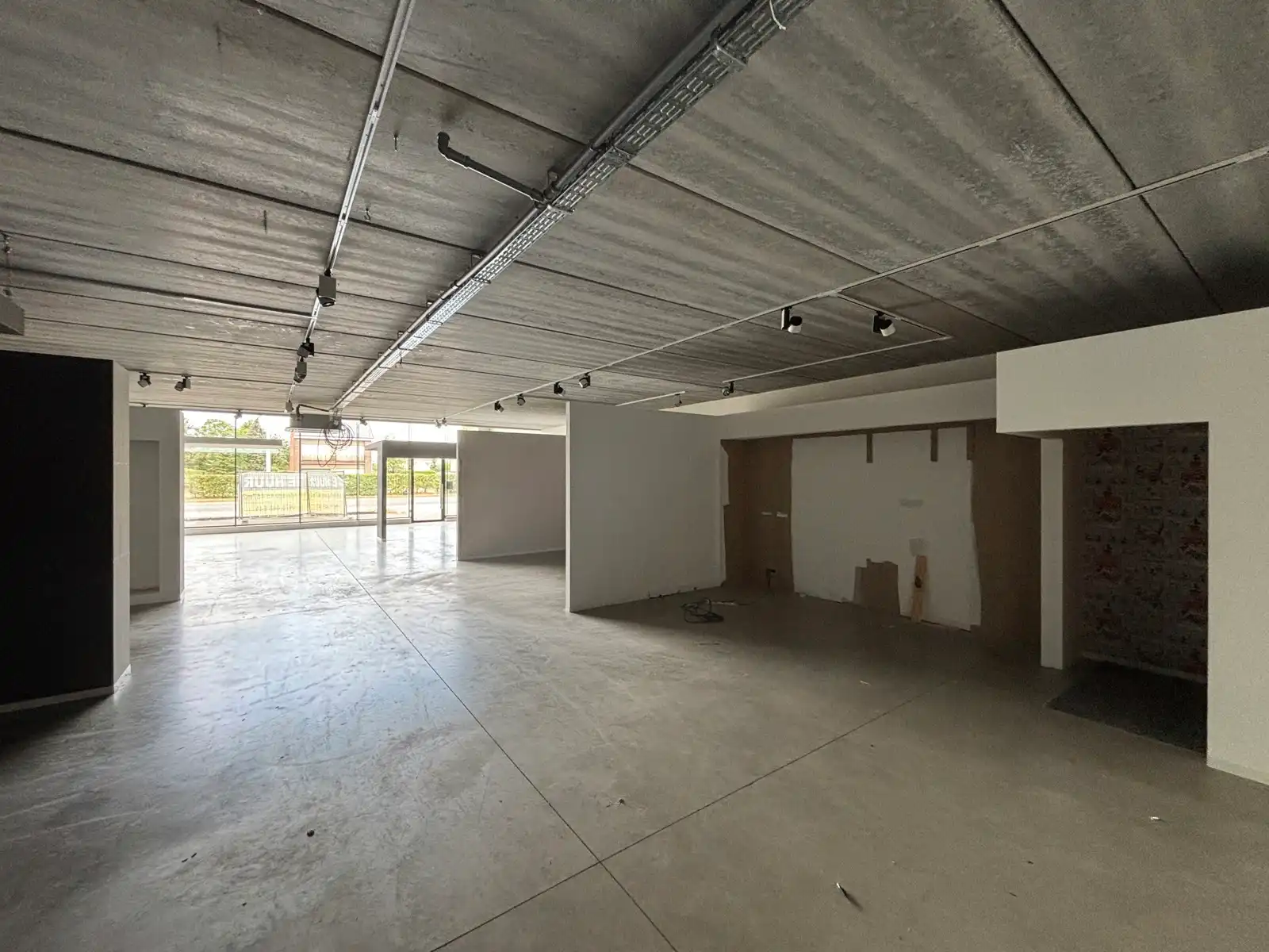 Baanwinkel te huur (460 m²) op zichtlocatie Geel foto 4