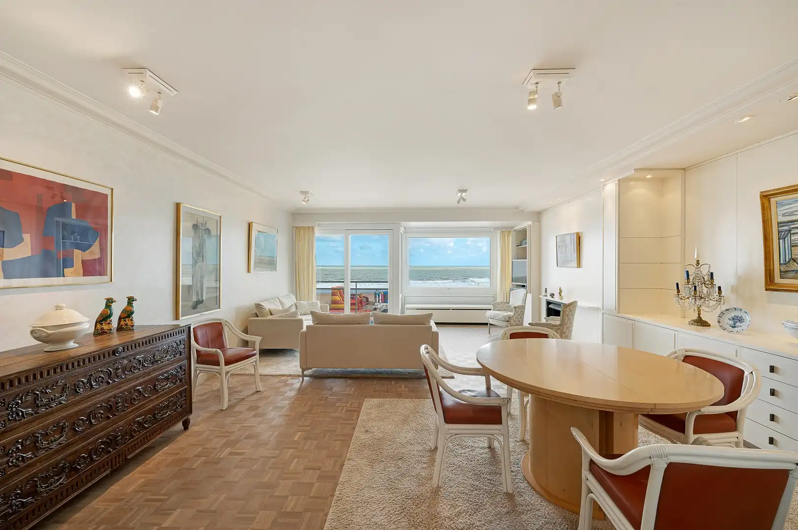 Appartement met frontaal zeezicht en een gevelbreedte van circa 6 meter, gelegen op een absolute toplocatie in het Zoute. foto 2