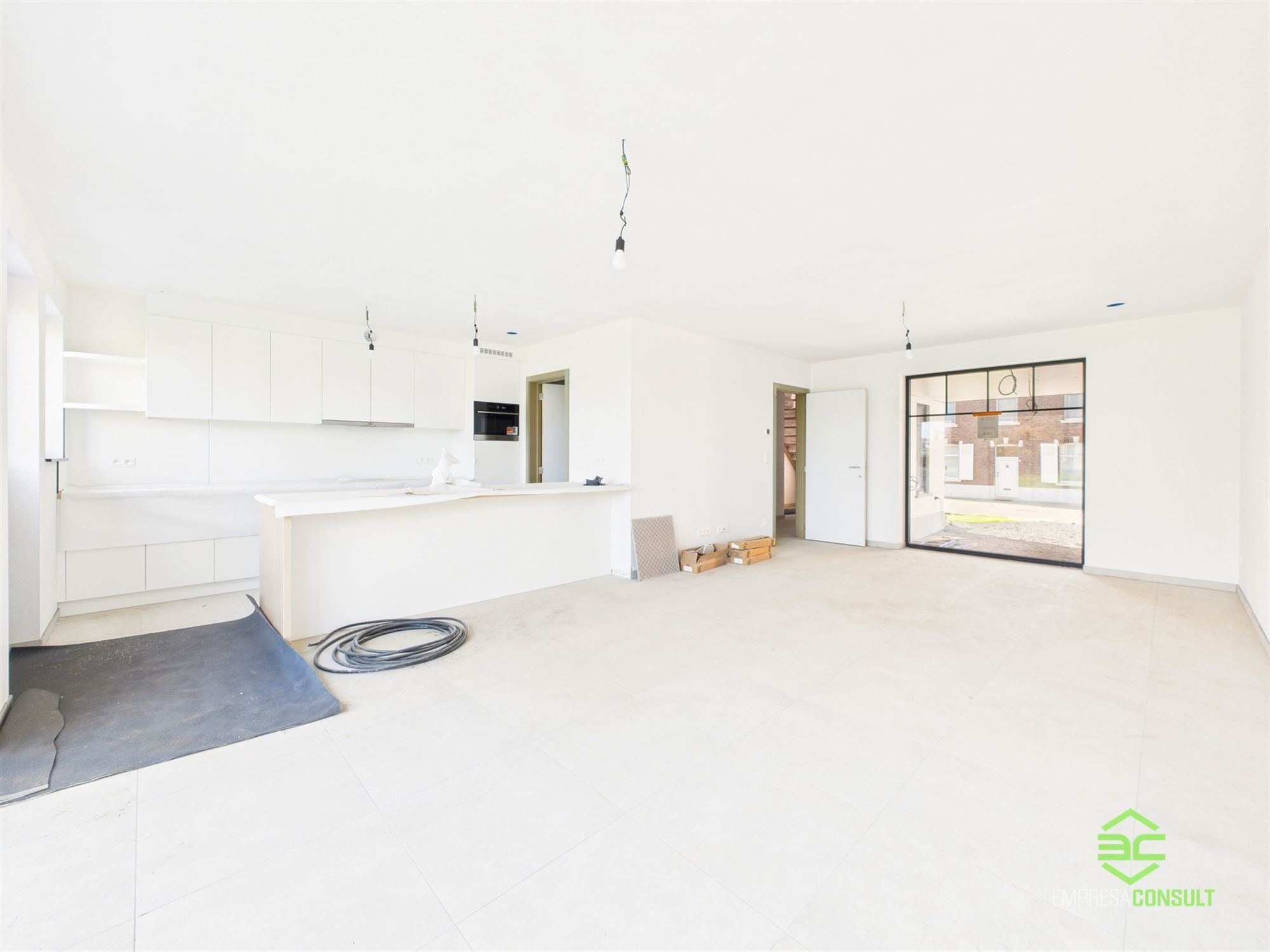 Afgewerkte nieuwbouwwoning met 4 slpk en E-peil 0! foto 3