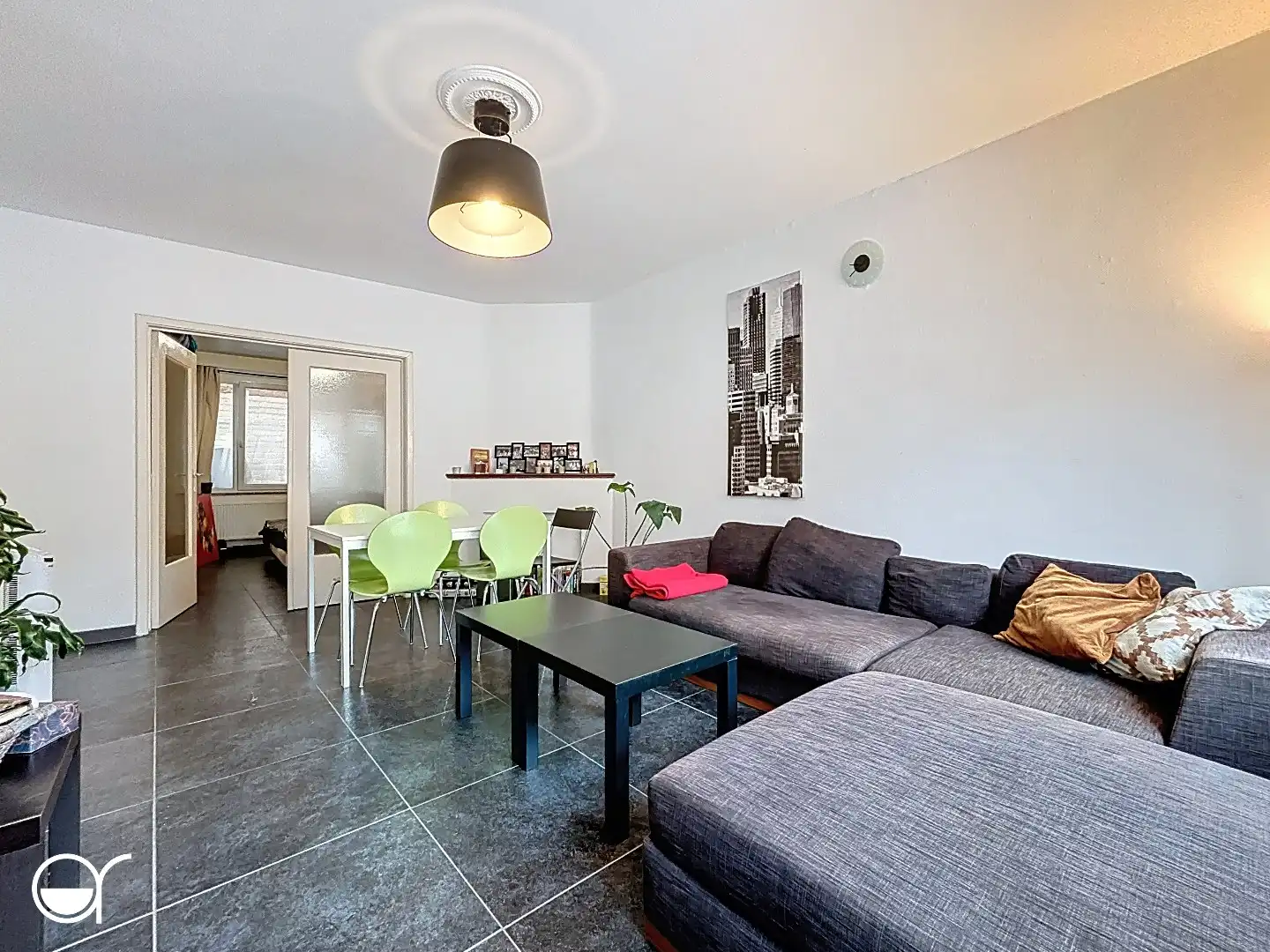 Gelijkvloers appartement met koer op gegeerde locatie foto {{pictureIndex}}