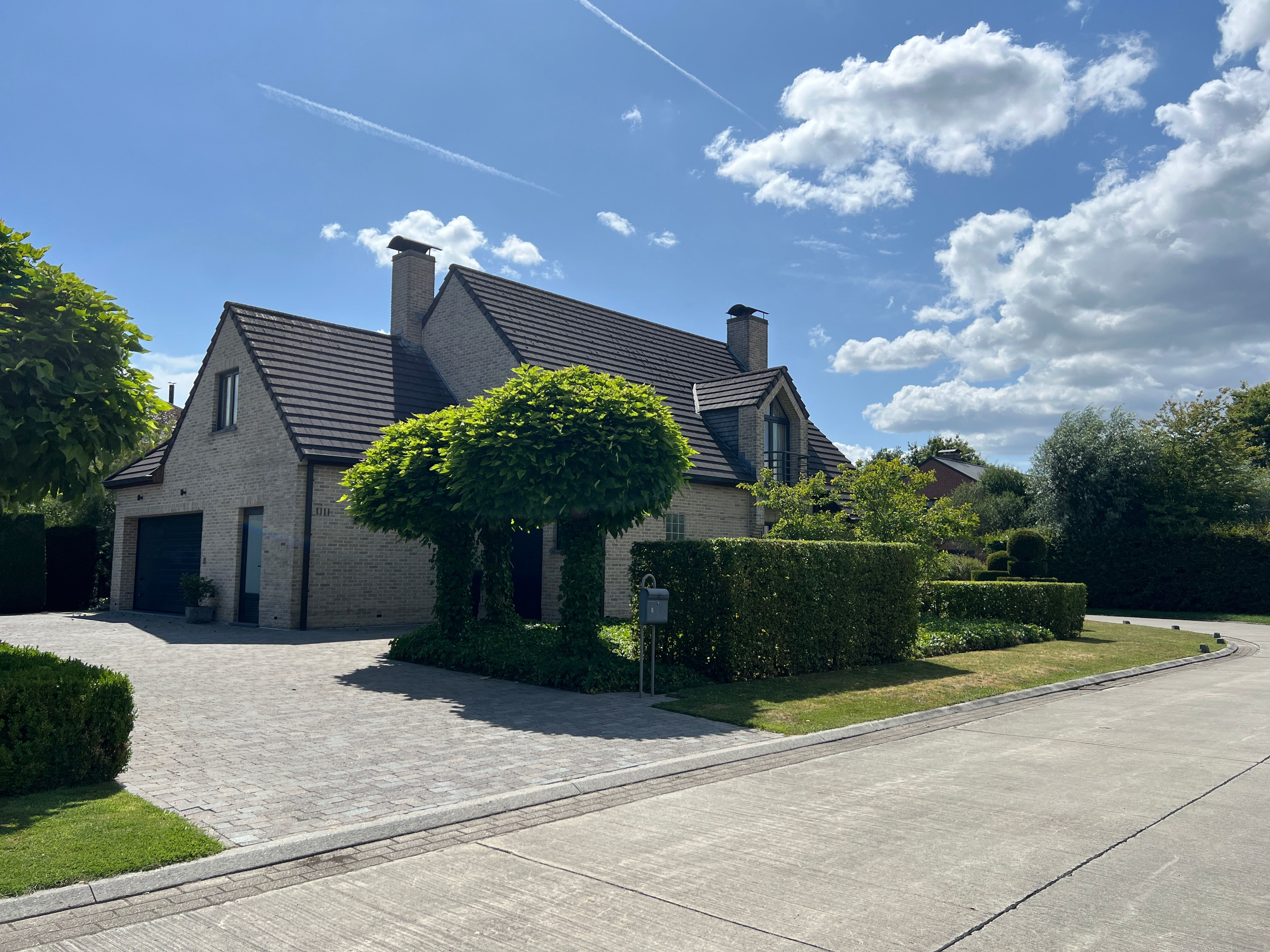 Prachtige villa in Sint-Denijs-Westrem in een residentiële en rustige buurt foto {{pictureIndex}}