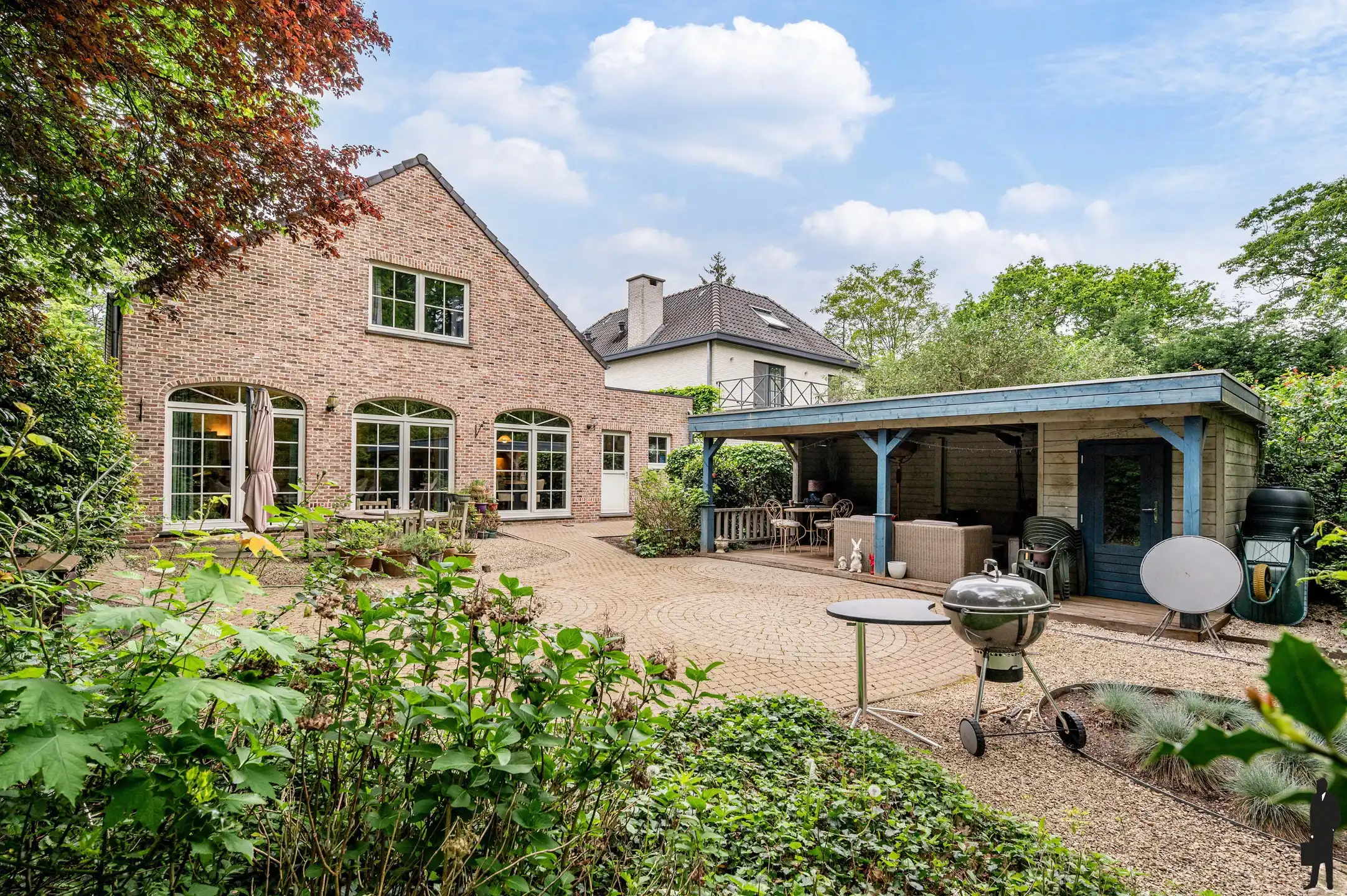 Verrassend ruime instapklare woning (2000) met prachtige, groene tuin met volwassen bomen en optimale privacy.  foto 2