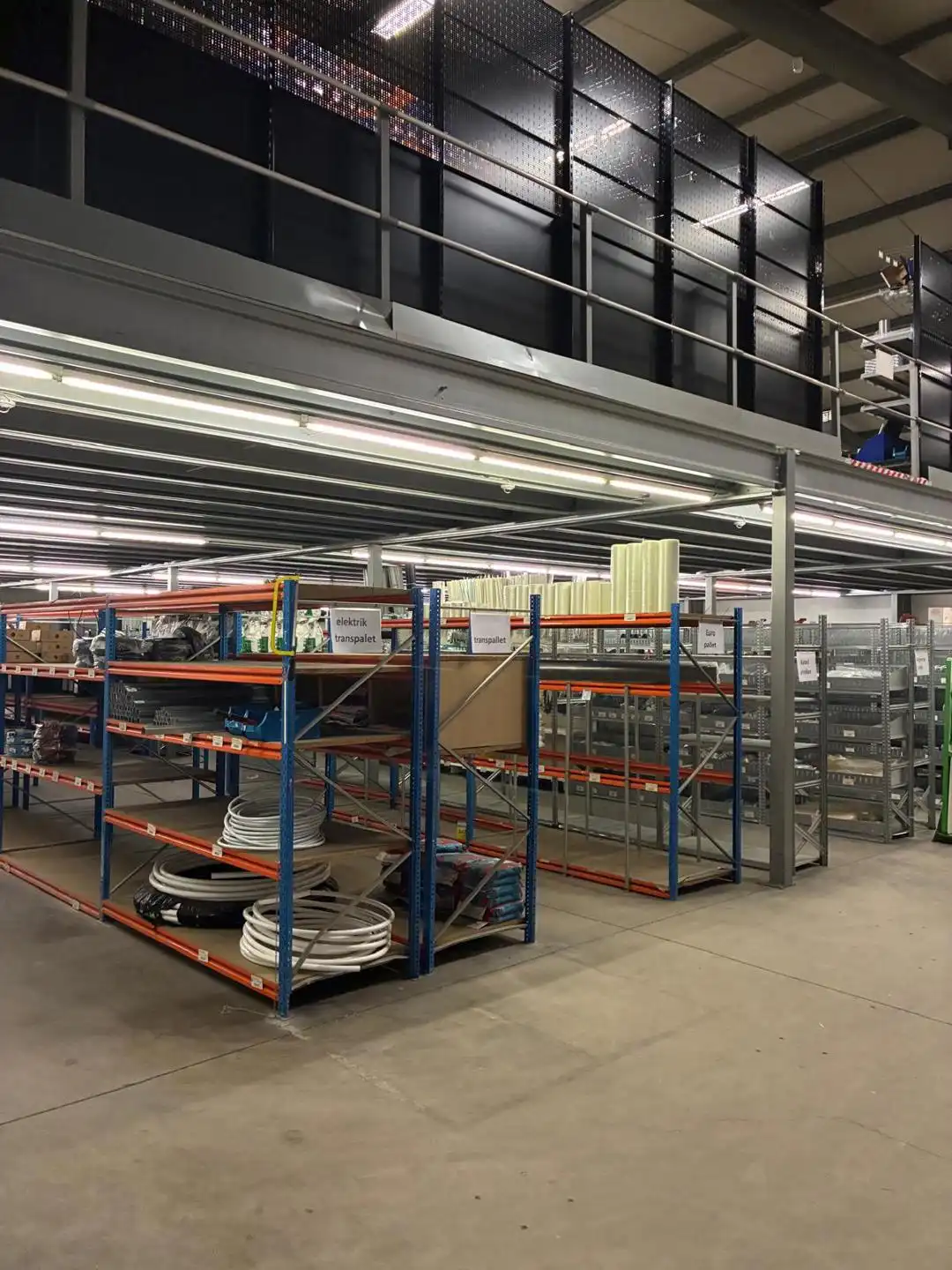 Merksem-haven: magazijn met kantoren en ruime parking foto 4