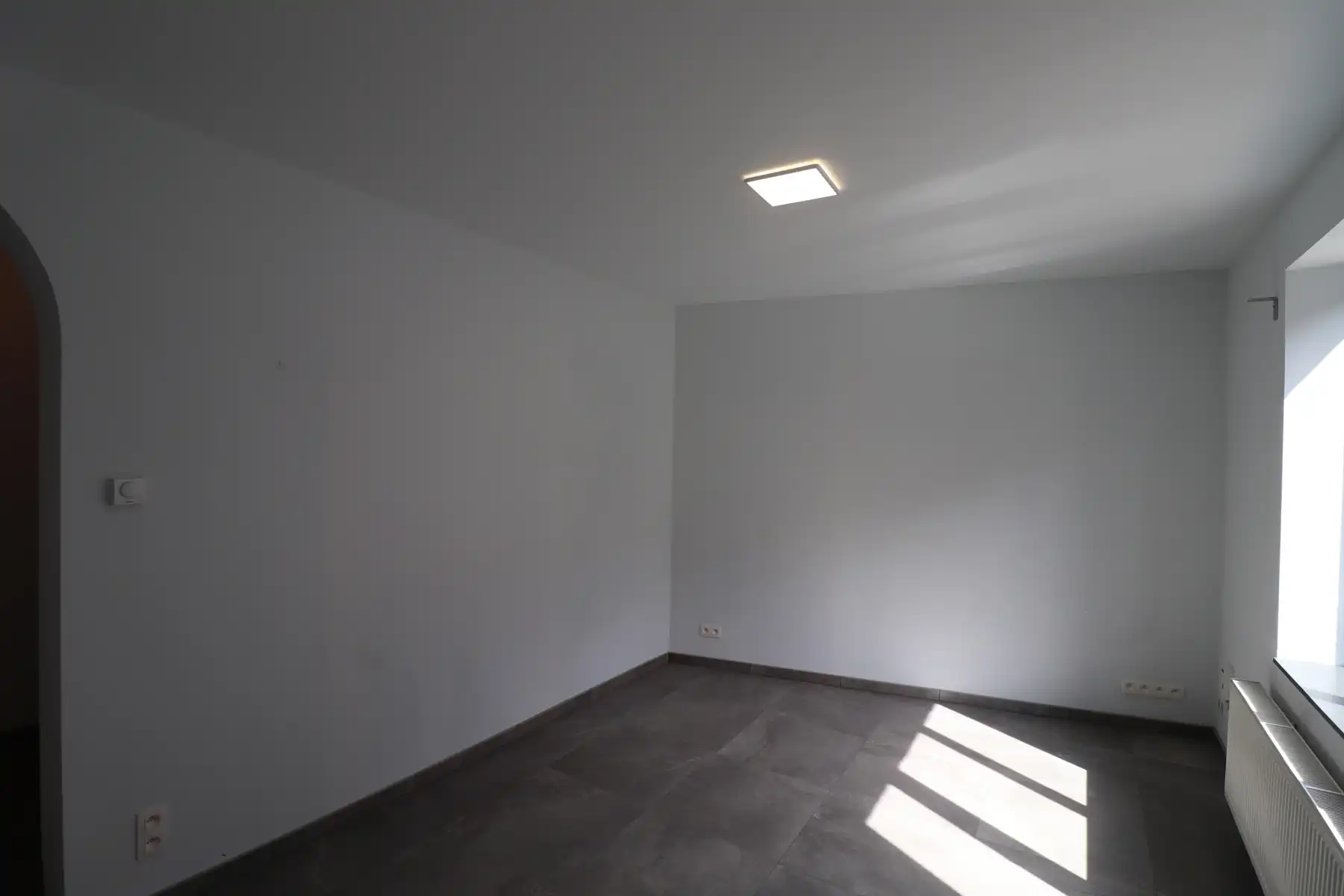 Volledig gerenoveerde woning met stadskoer op een hoekperceel. foto 3