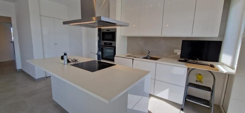 Volledig vernieuwd APPARTEMENT op de 4de verdieping met 2 slaapkamers, ondergrondse kelder en garage in het hoofdgebouw foto 15