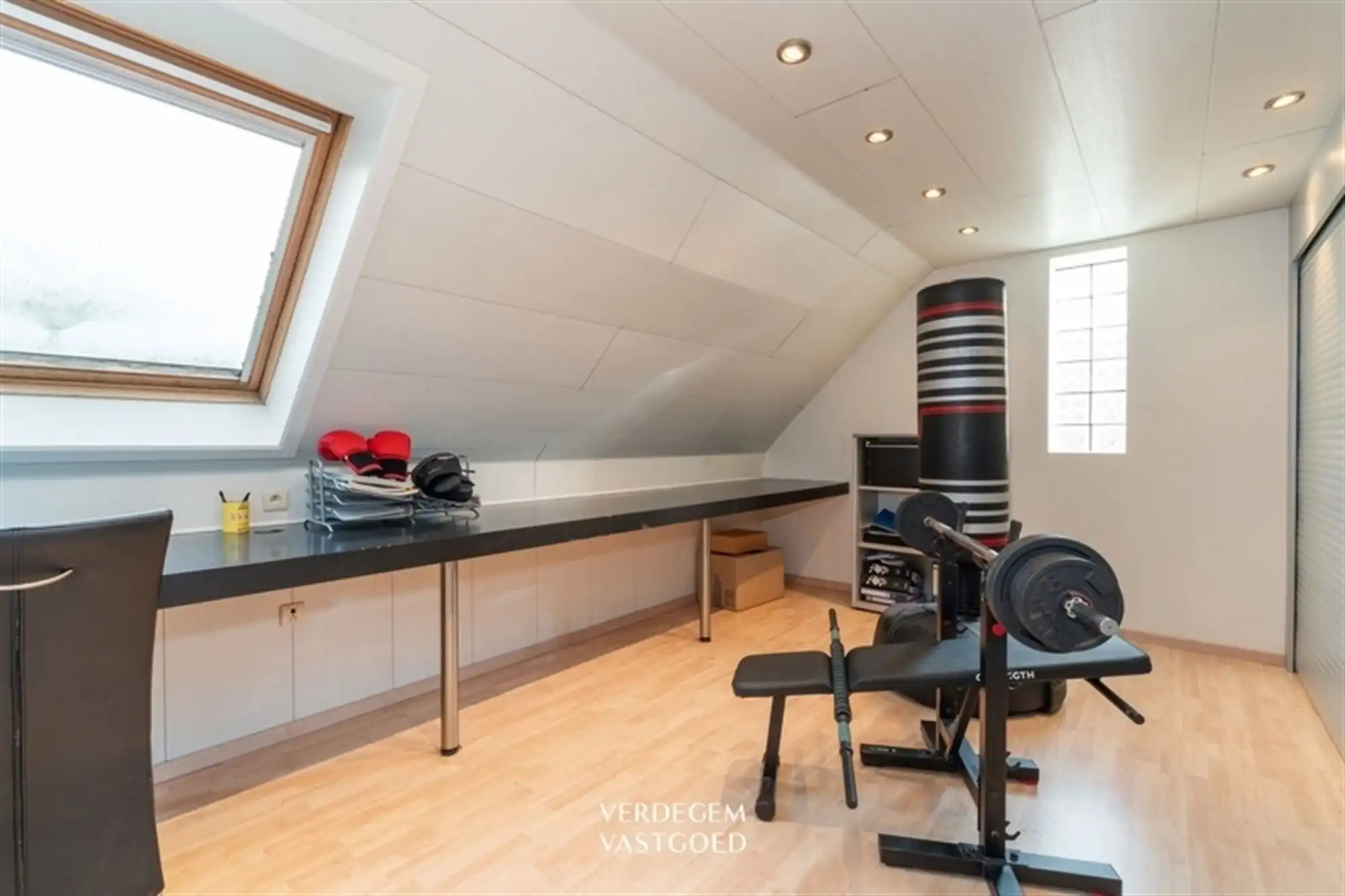 Ruime gezinswoning met 4 slaapkamers, garage en tuin in rustig straatje foto 20