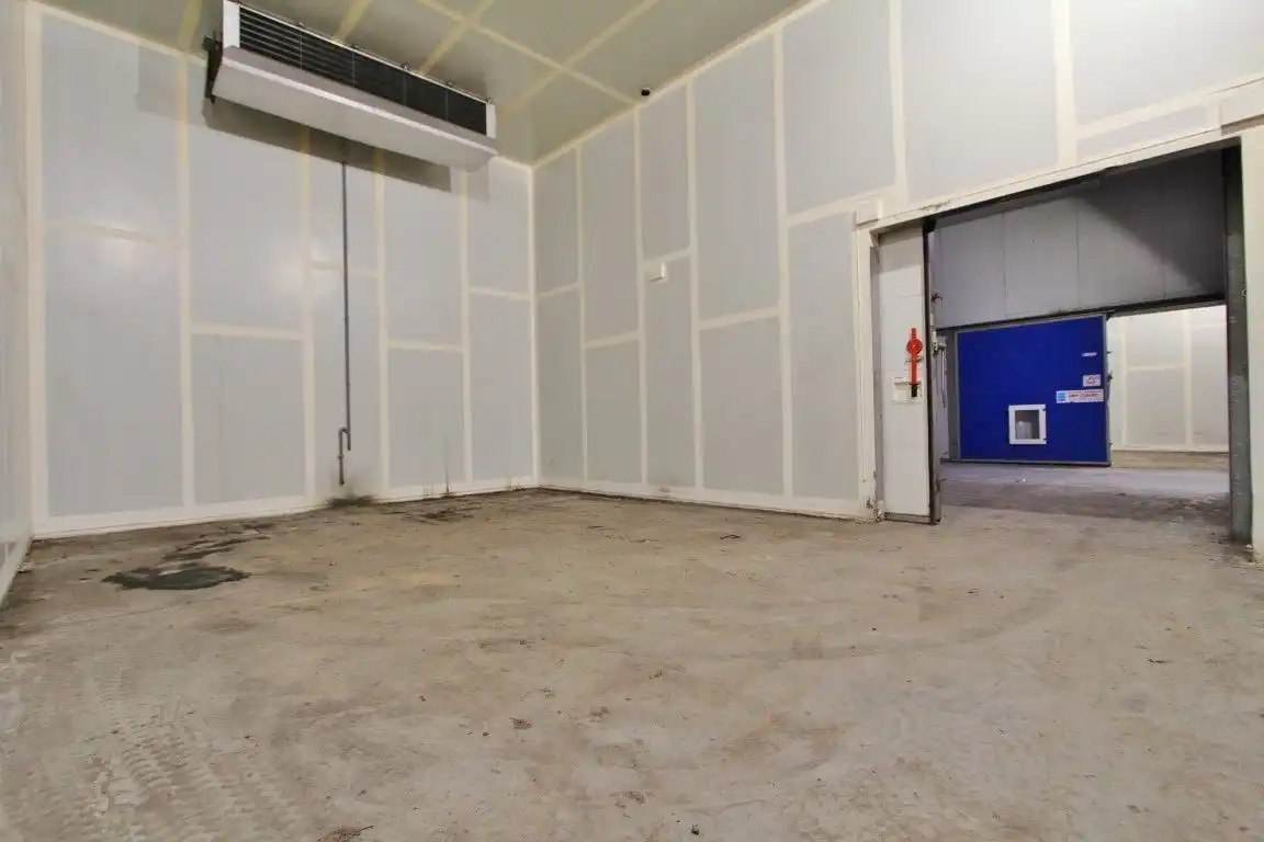 Ruime stockageruimte met frigoloodsen foto 4