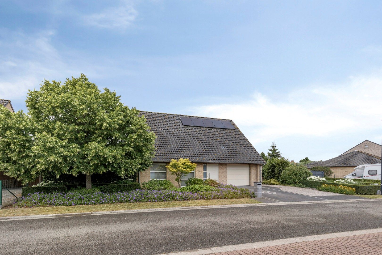 Prachtige, uiterst verzorgde villa met 3 slaapkamers en garage! foto {{pictureIndex}}