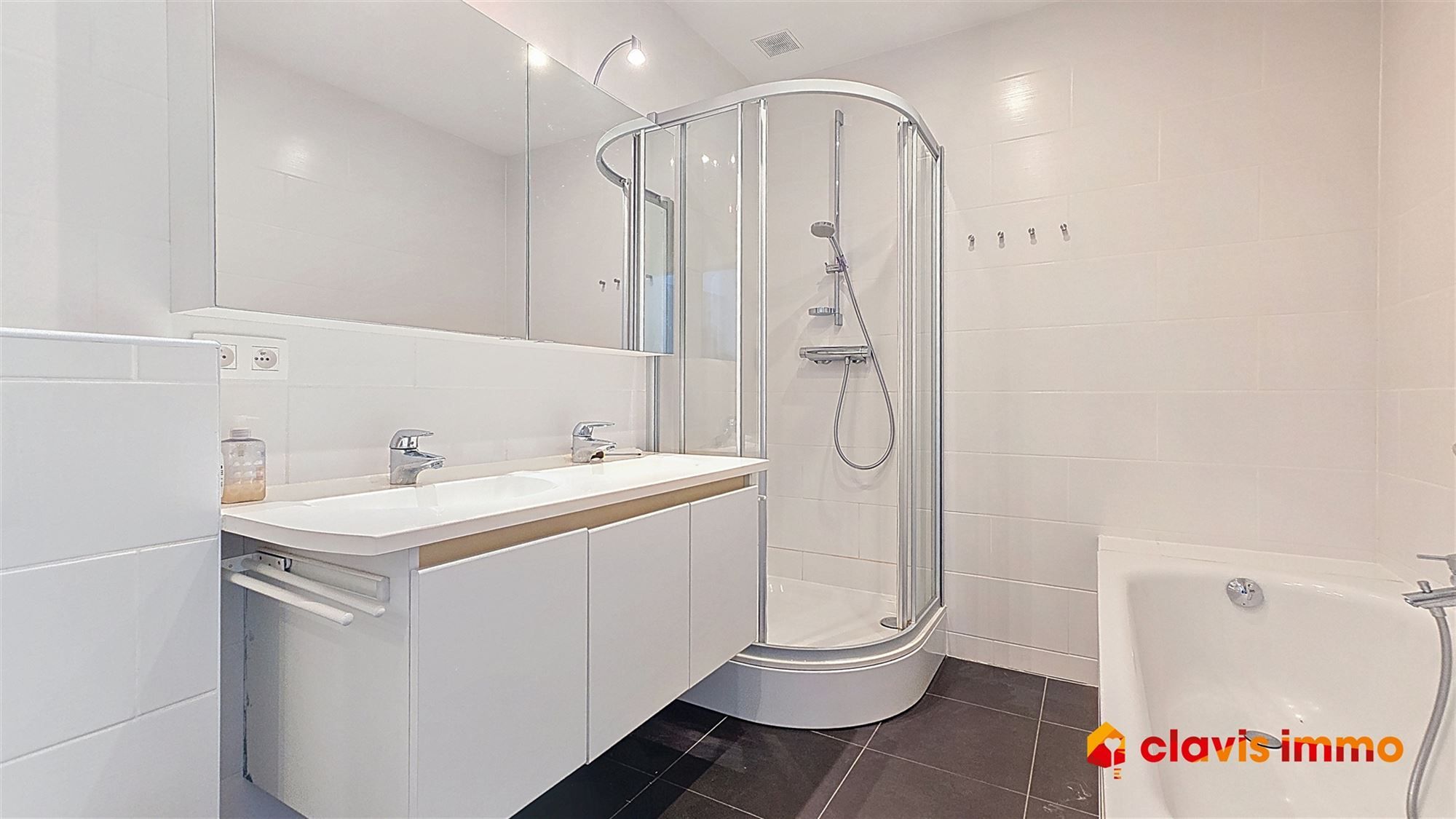 Volledig gerenoveerde woning met tuin foto 9