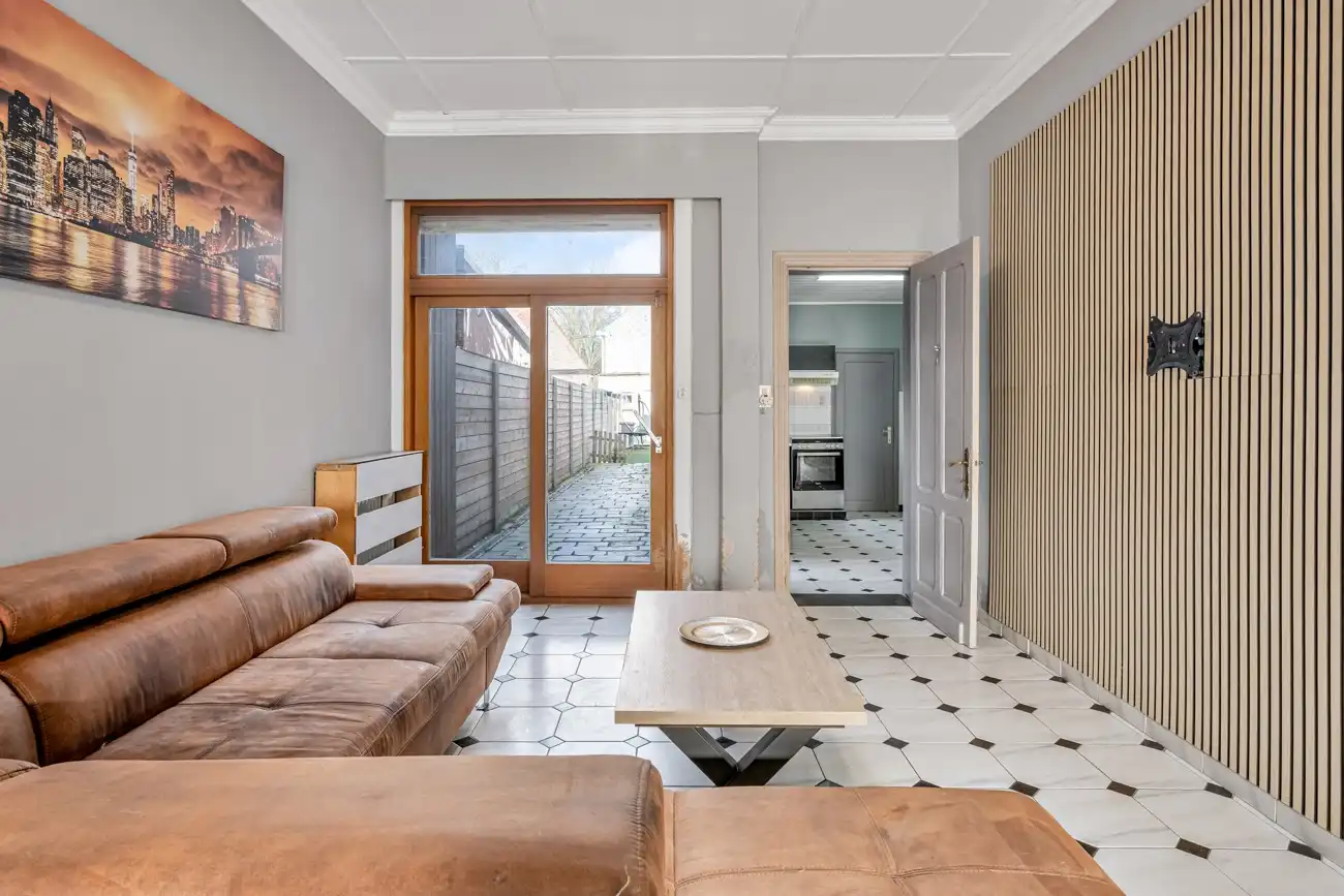 Charmante gesloten (kangoeroe)woning met heel wat potentieel op een gegeerde locatie in Oostakker! foto 4