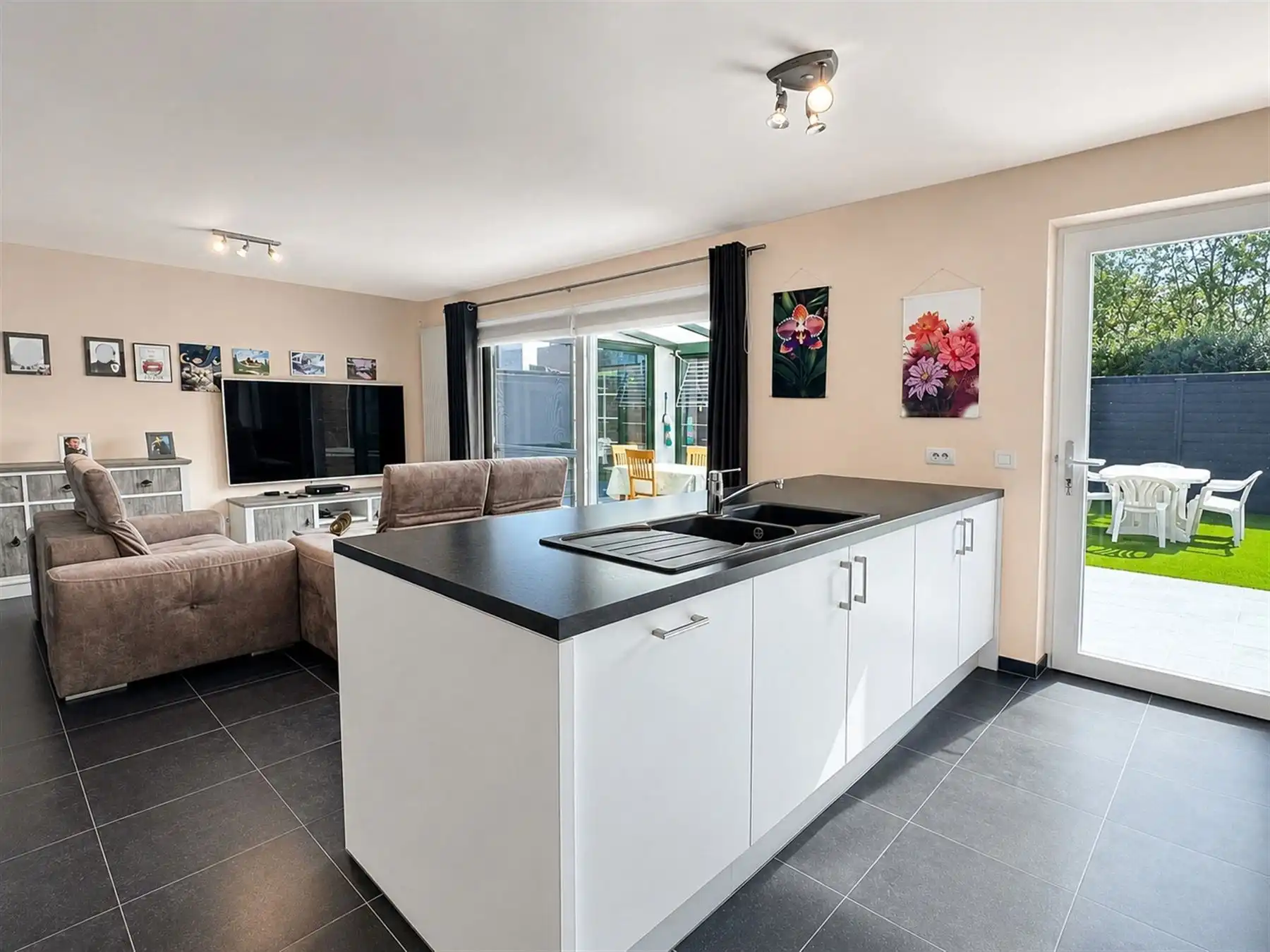 Recente woning met drie ruime slaapkamers en garage foto 6