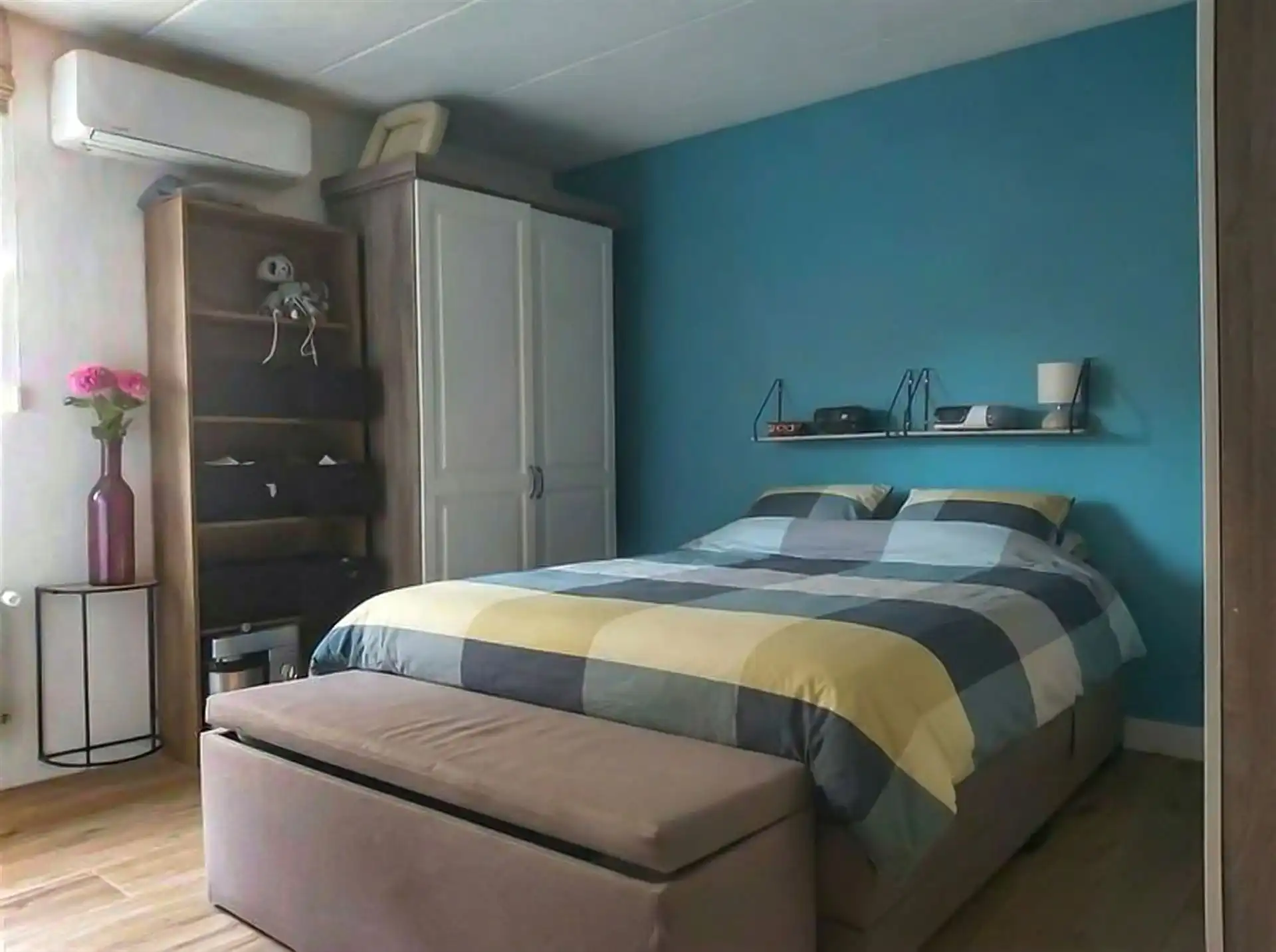 Instapklaar, gelijkvloers appartement met 2 slaapkamers, 2 garages en klein tuintje (via oprit bereikbaar) met overkapping in Maasmechelen! foto 8