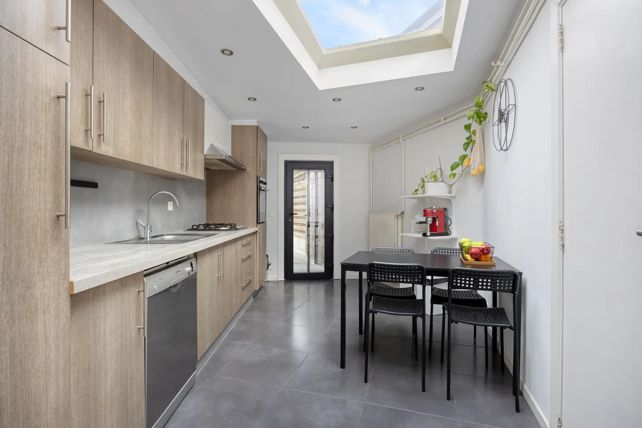 Instapklare woning met tuin op uitstekende locatie foto 6