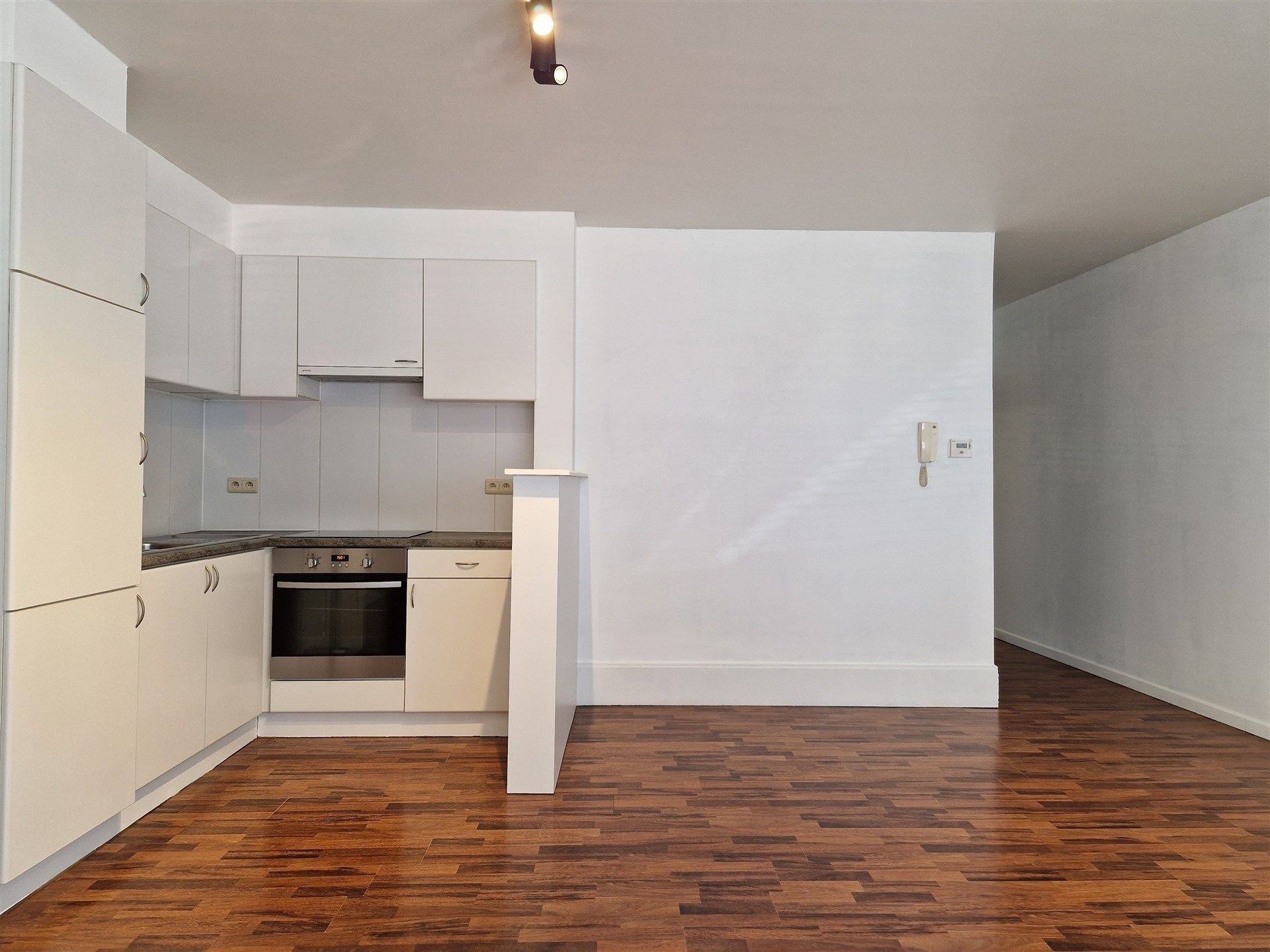 Centraal gelegen instapklaar 2 slaapkamer appartement foto 10