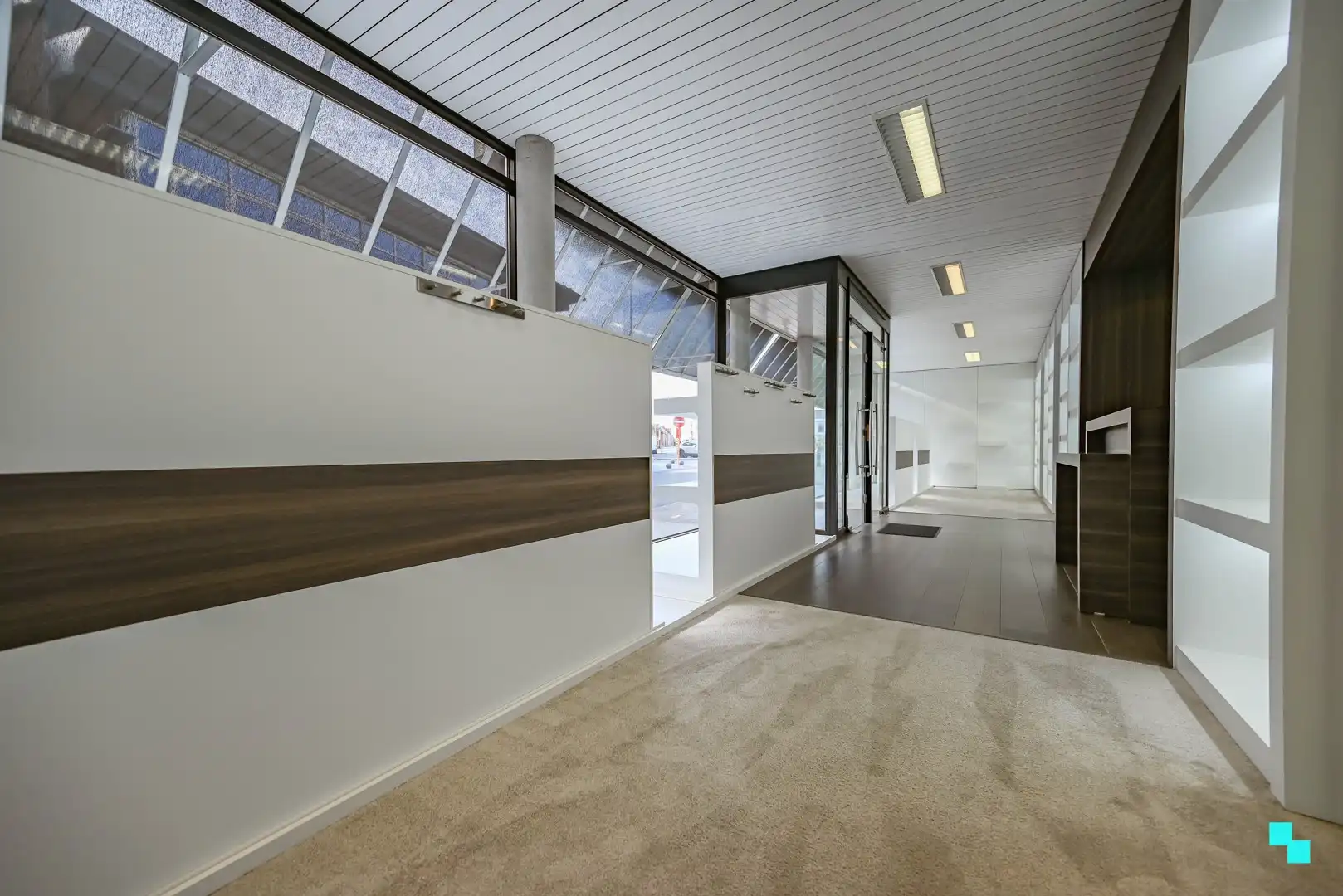 Centraal gelegen handelspand met etalage in hartje Lendelede foto 11