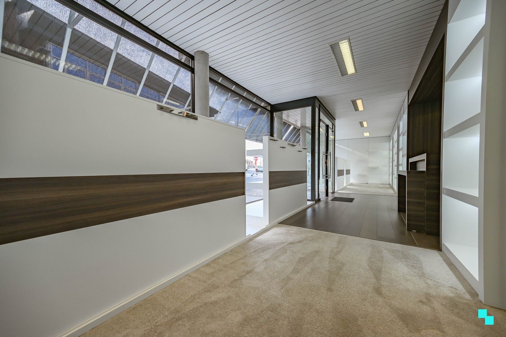 Centraal gelegen handelspand met etalage in hartje Lendelede foto 11