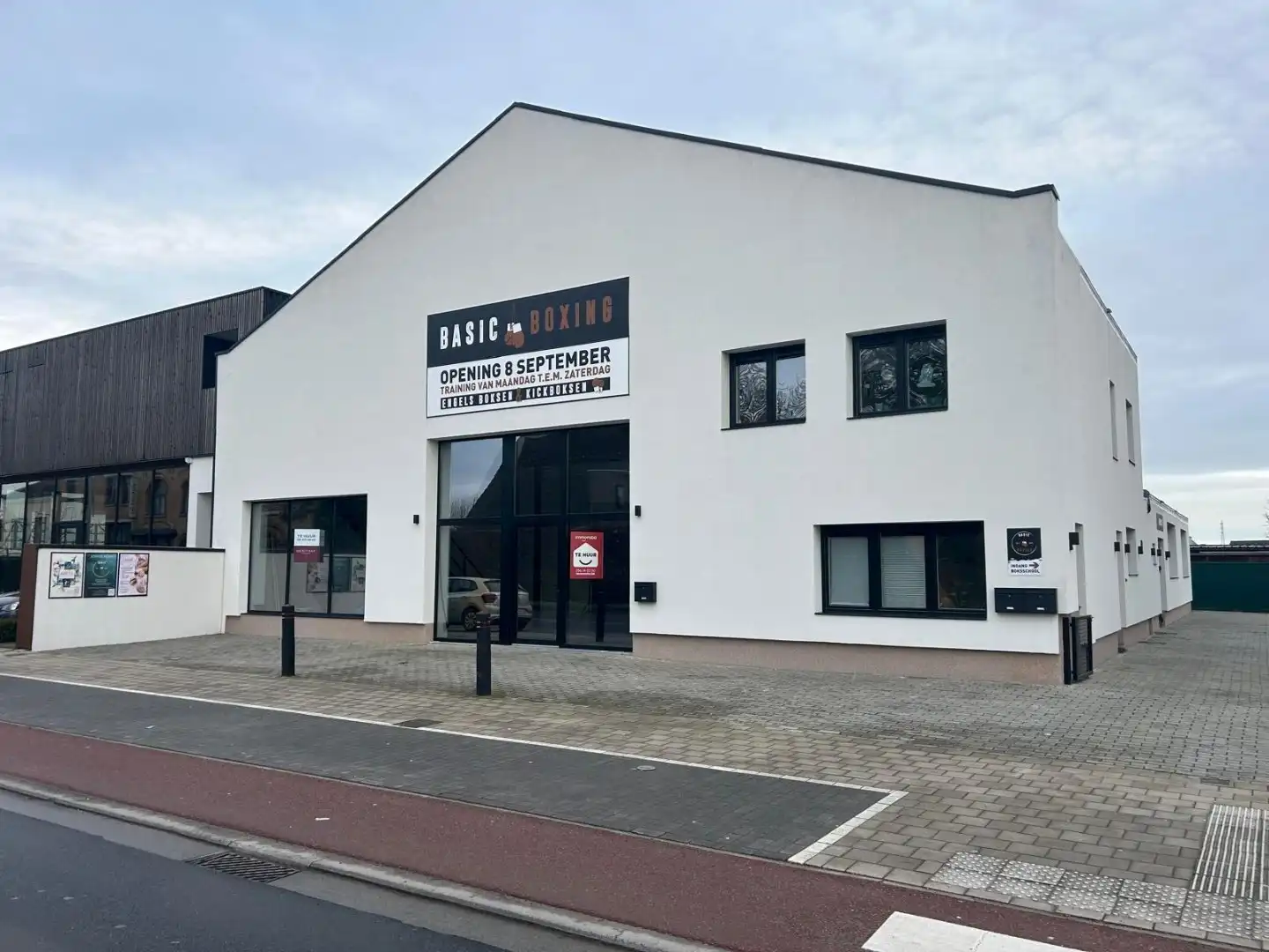 Ruime multifunctionele handels- of bureauruimte van ca. 200 m² foto 2