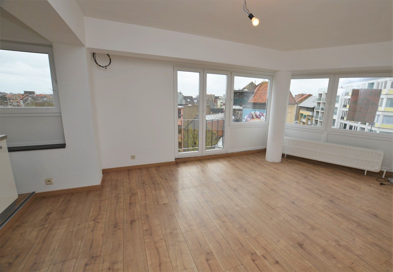 Lichtrijk volledig gerenoveerd hoekappartement  foto {{pictureIndex}}