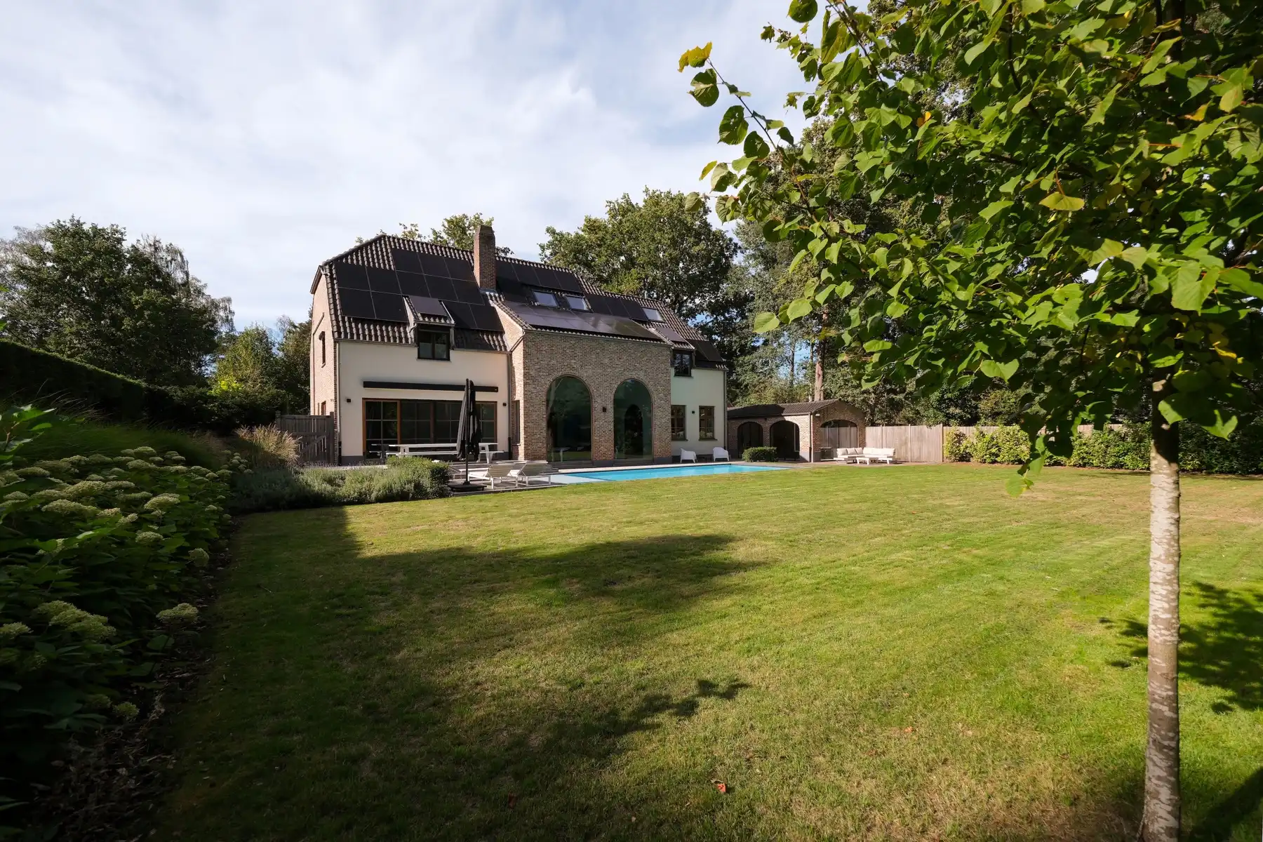 Instapklare villa met zwembad door groen omgeven foto 2