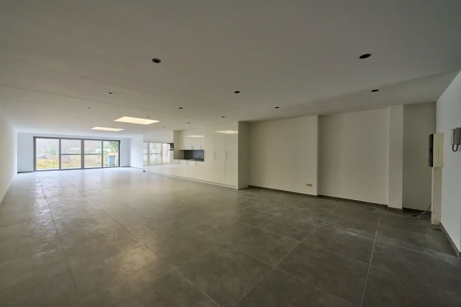 Gunstig gelegen heel ruim, fraai afgewerkte, handelsruimte foto 5