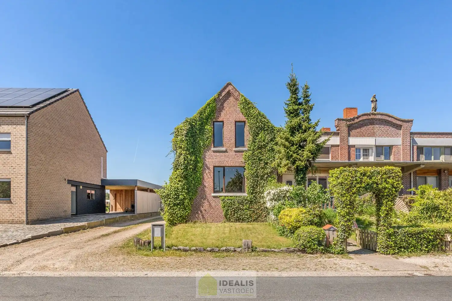 OP TE FRISSEN GEZINSWONING MET LICHTRIJKE LEEFRUIMTE EN AANSLUITEND RUIME KEUKEN, BERGING, BADKAMER VOORZIEN VAN DOUCHE EN BAD EN 3 SLAAPKAMERS OP EEN PERCEEL VAN 5A 37A - Deze woning omvat +-158m² bewoonbare oppervlakte verdeeld over een lichtrijke woonkamer met aansluitend een ruime keuken, berging, badkamer voorzien van douche en bad en 3 slaapkamers. De woning is gelegen op een aangenaam perceel van 5a 37ca vlakbij het centrum van Opitter (Bree), op fietsafstand van winkels, horeca en scholen,… Zeer geschikt voor kandidaten op zoek naar een op te frissen woning met karakter die ruimte en rust biedt doch dicht bij allerlei faciliteiten is gelegen. foto 4