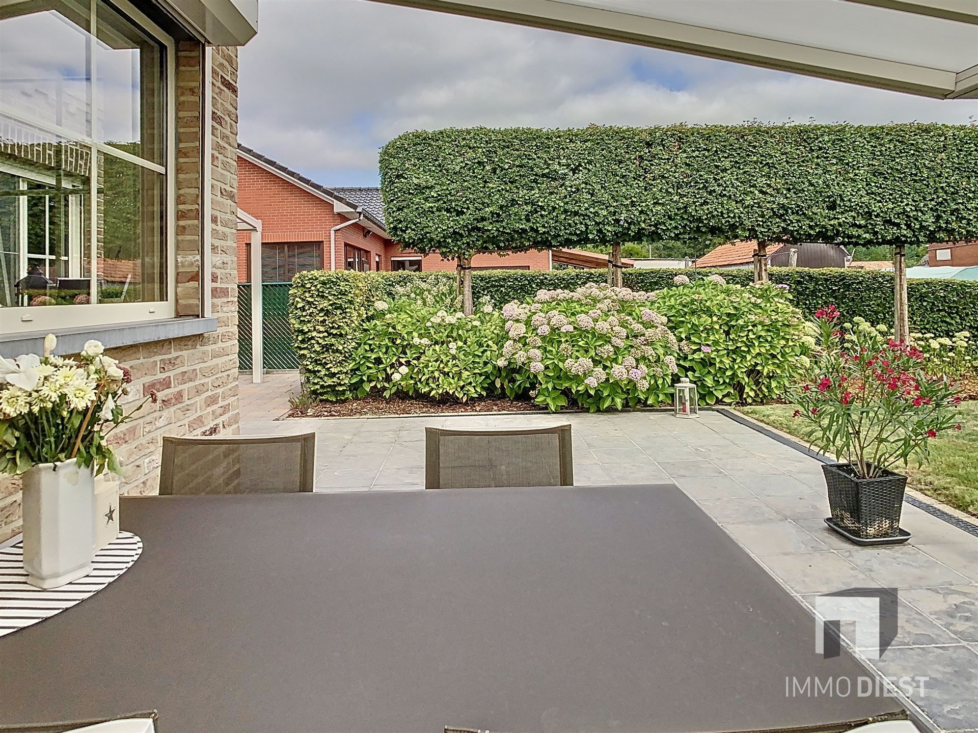 Aantrekkelijke en instapklare woning met 3 slaapkamers en prachtig aangelegde tuin op 12a 77ca. foto 42