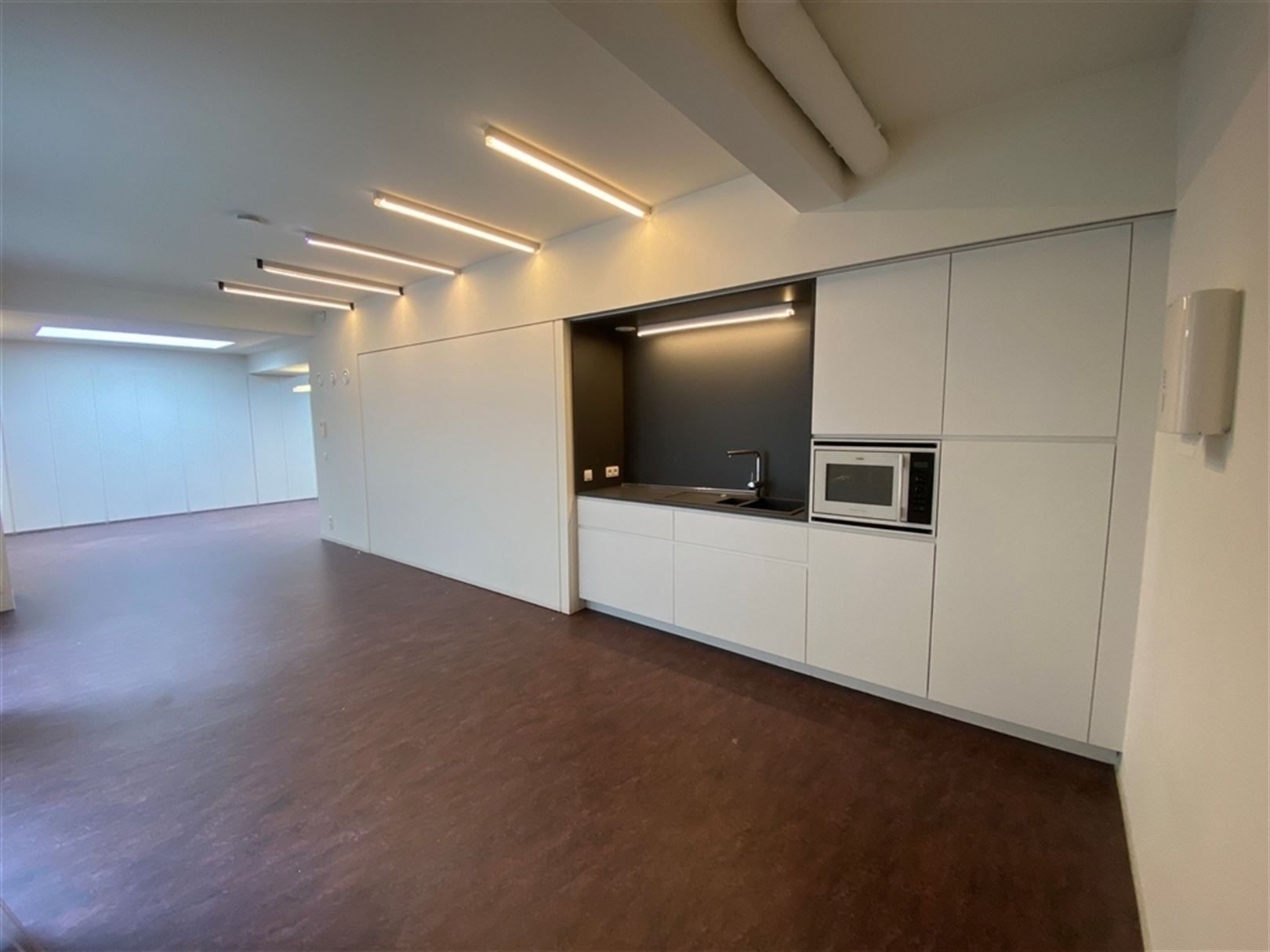 Gerenoveerd kantoor op commerciële zichtlocatie bij Zuidpark foto 4