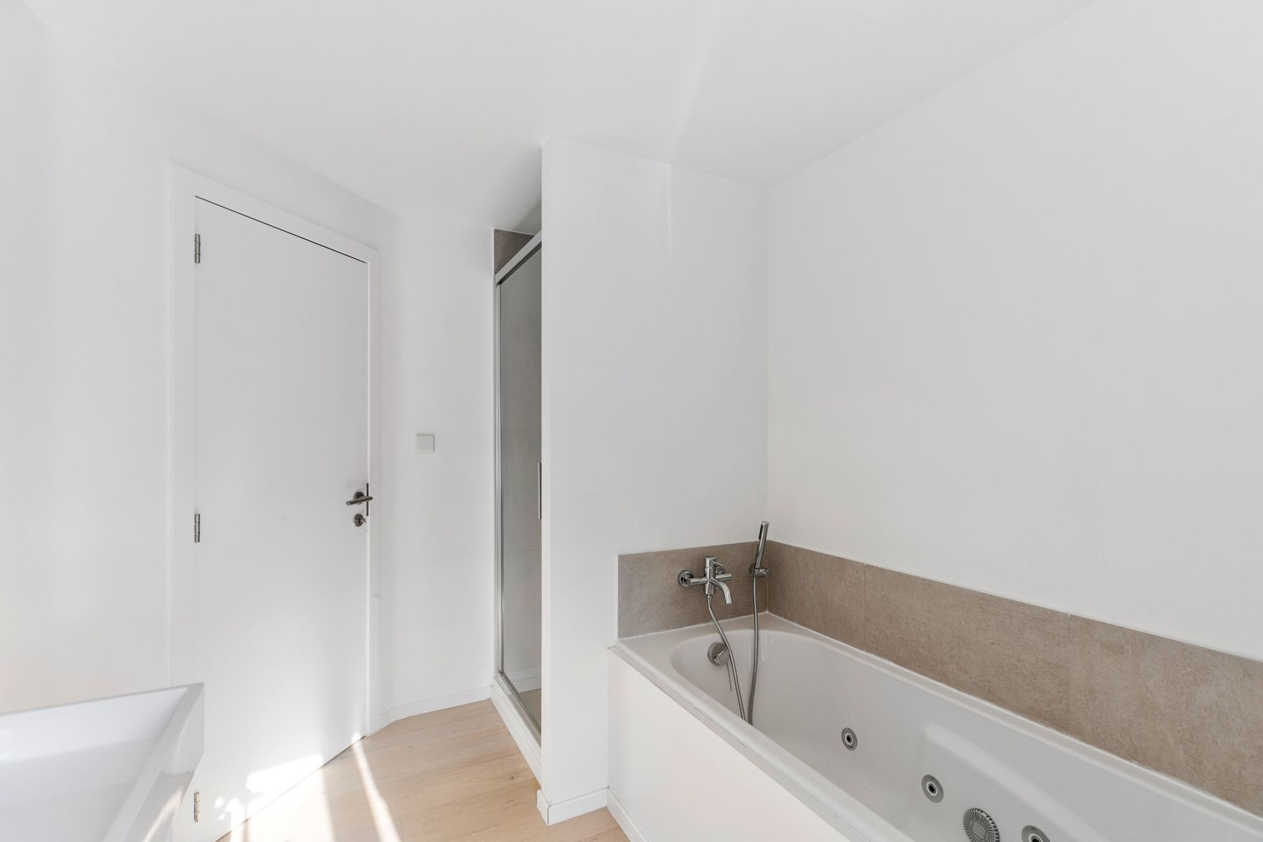 Wonen zonder zorgen: instapklare, gerenoveerde woning met tuin! foto 9