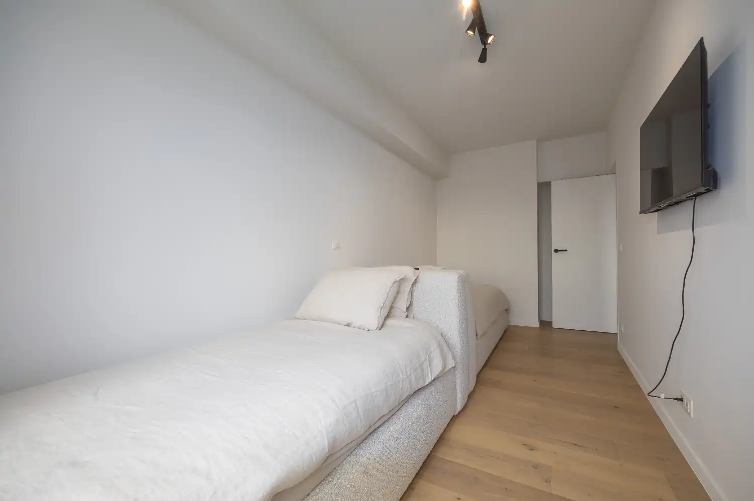 Gerenoveerd appartement met frontaal zeezicht foto 34
