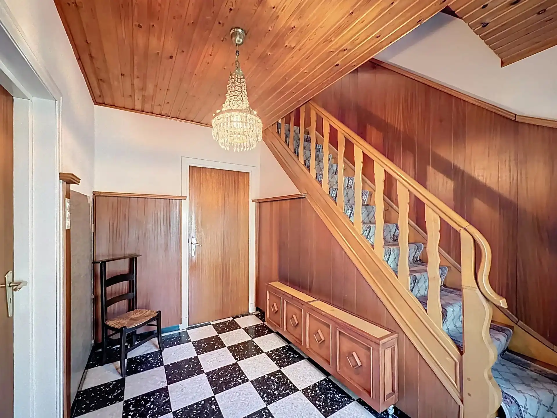 Te renoveren woning op een ruim perceel van 1350 m². foto 4