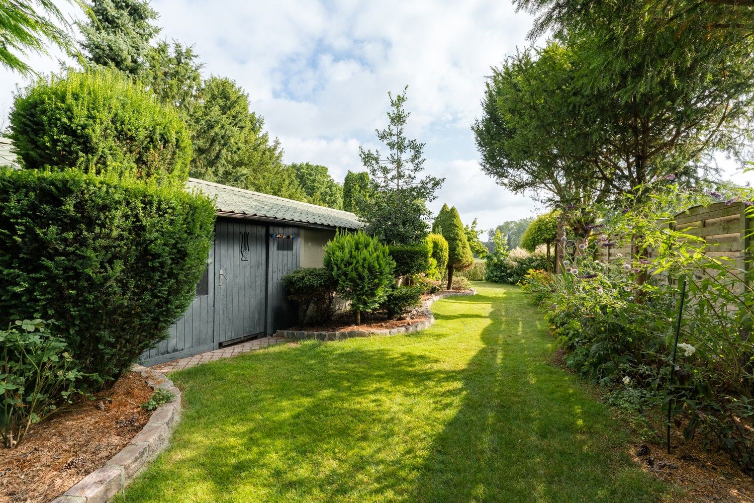Instapklare gezinswoning met veranda en prachtige tuin foto 28