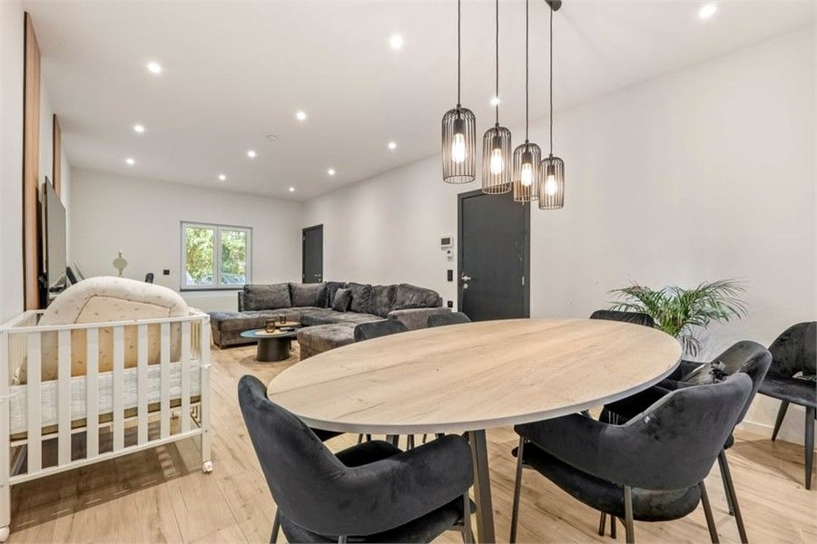 RUIME GERENOVEERDE WONING OP EEN ZEER GOEDE LOCATIE foto 9