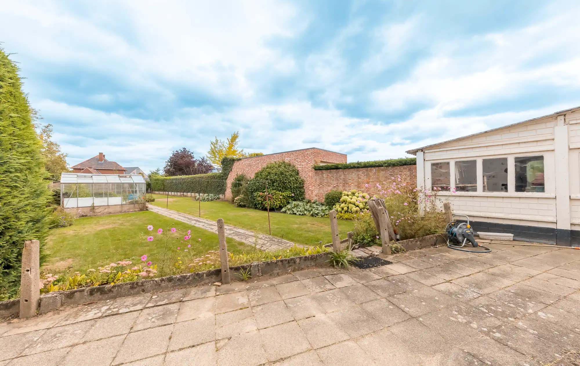 TE KOOP: Mooie op te frissen woning met 3 slaapkamers, garage en veel potentieel foto 8