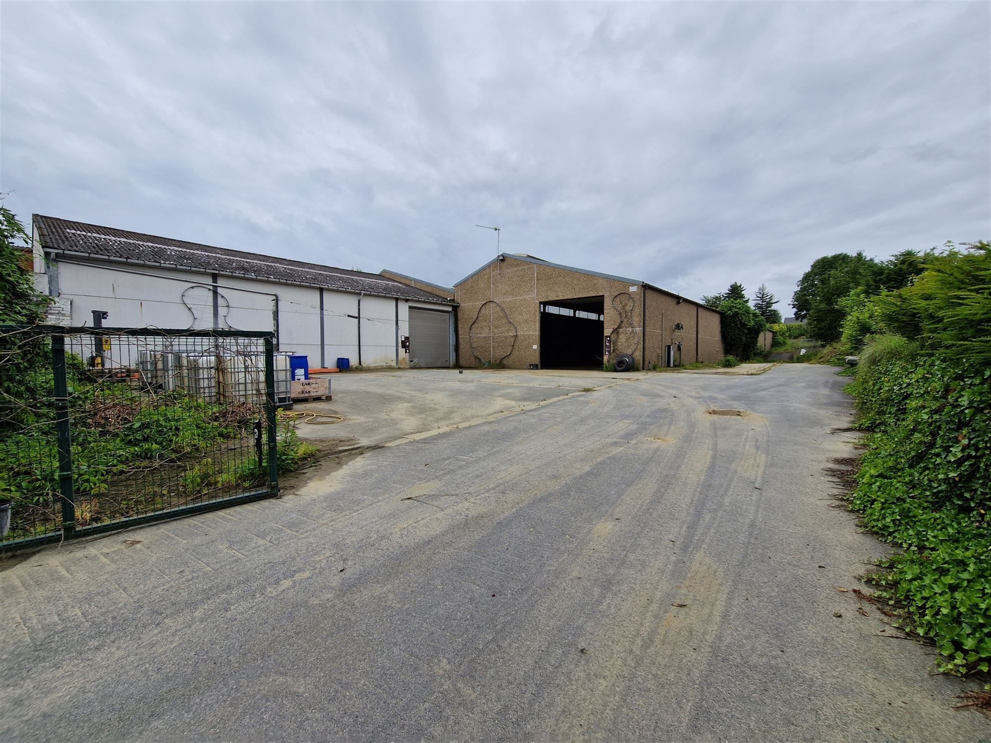 Bedrijfsgebouw met kantoorruimte en loodsen van ca. 2900 m² foto 3