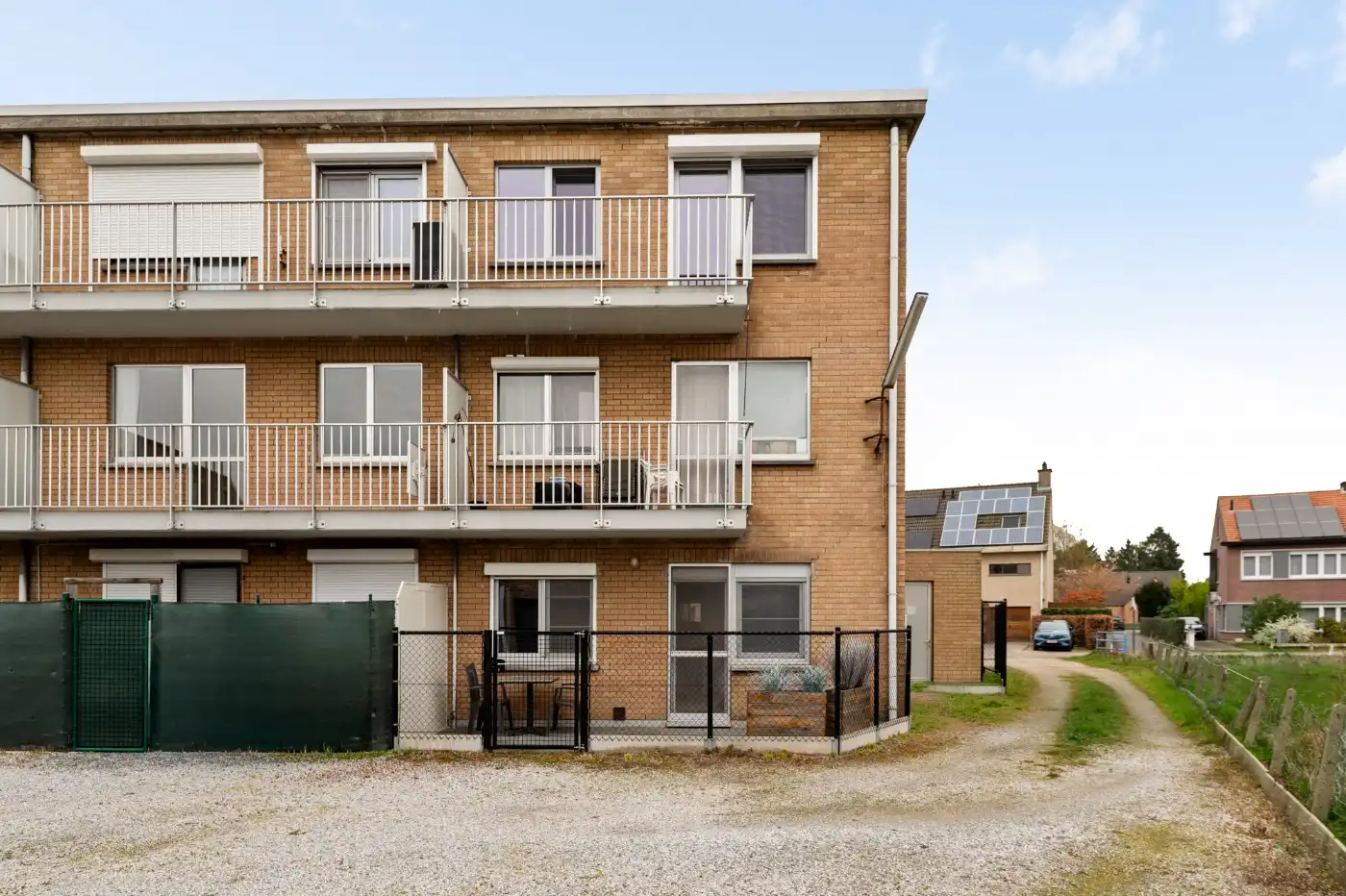 Keurig gelijkvloers appt. met 2 slpk., terras, voortuintje en garagebox foto 22