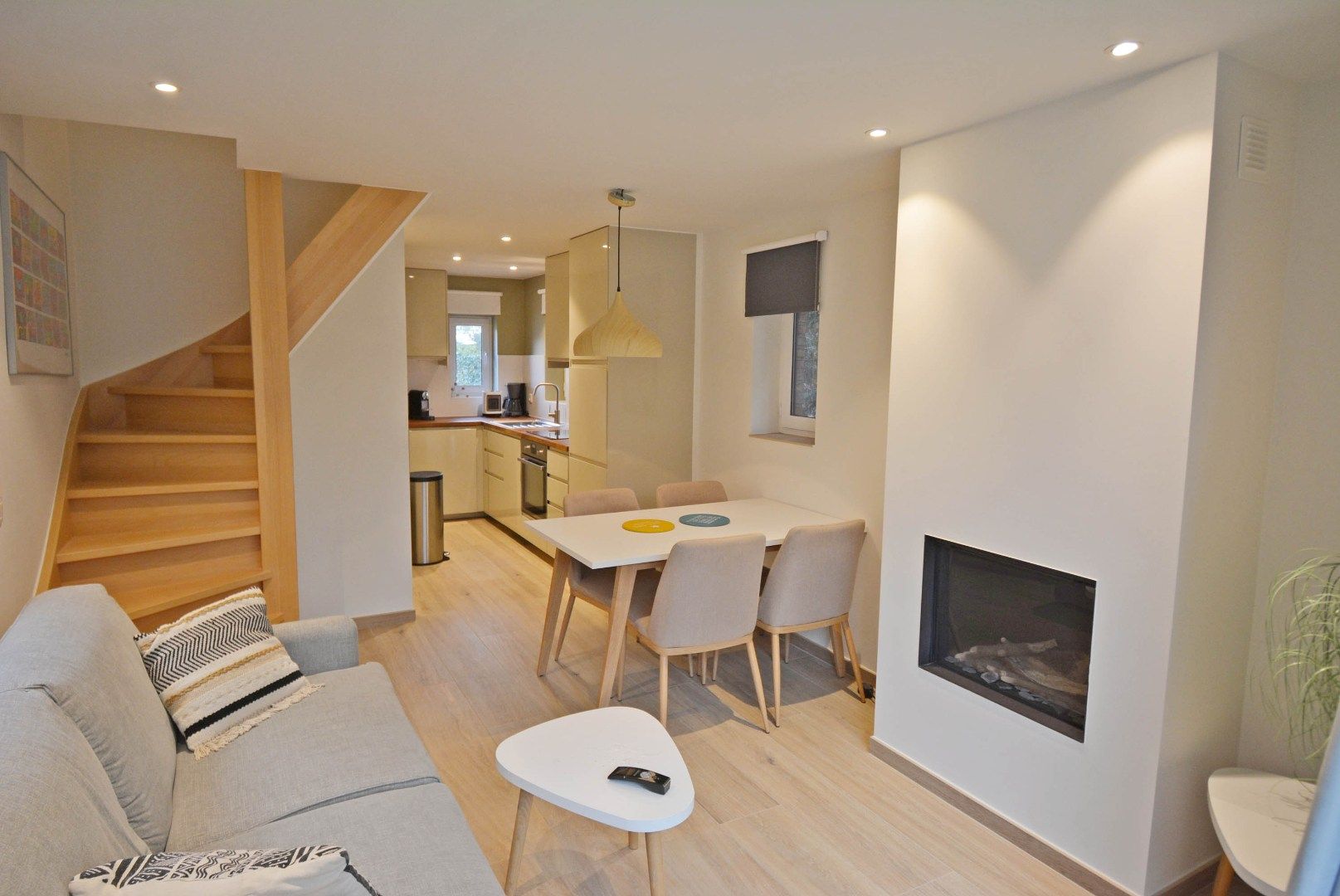 Charmante woning met tuin, terras en 2 slaapkamers. foto {{pictureIndex}}