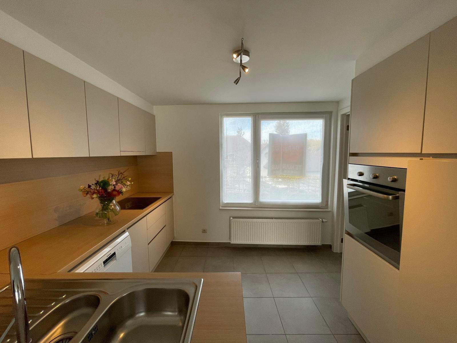 ERONDEGEM - Gerenoveerd duplexappartement met ruim terras. foto 5